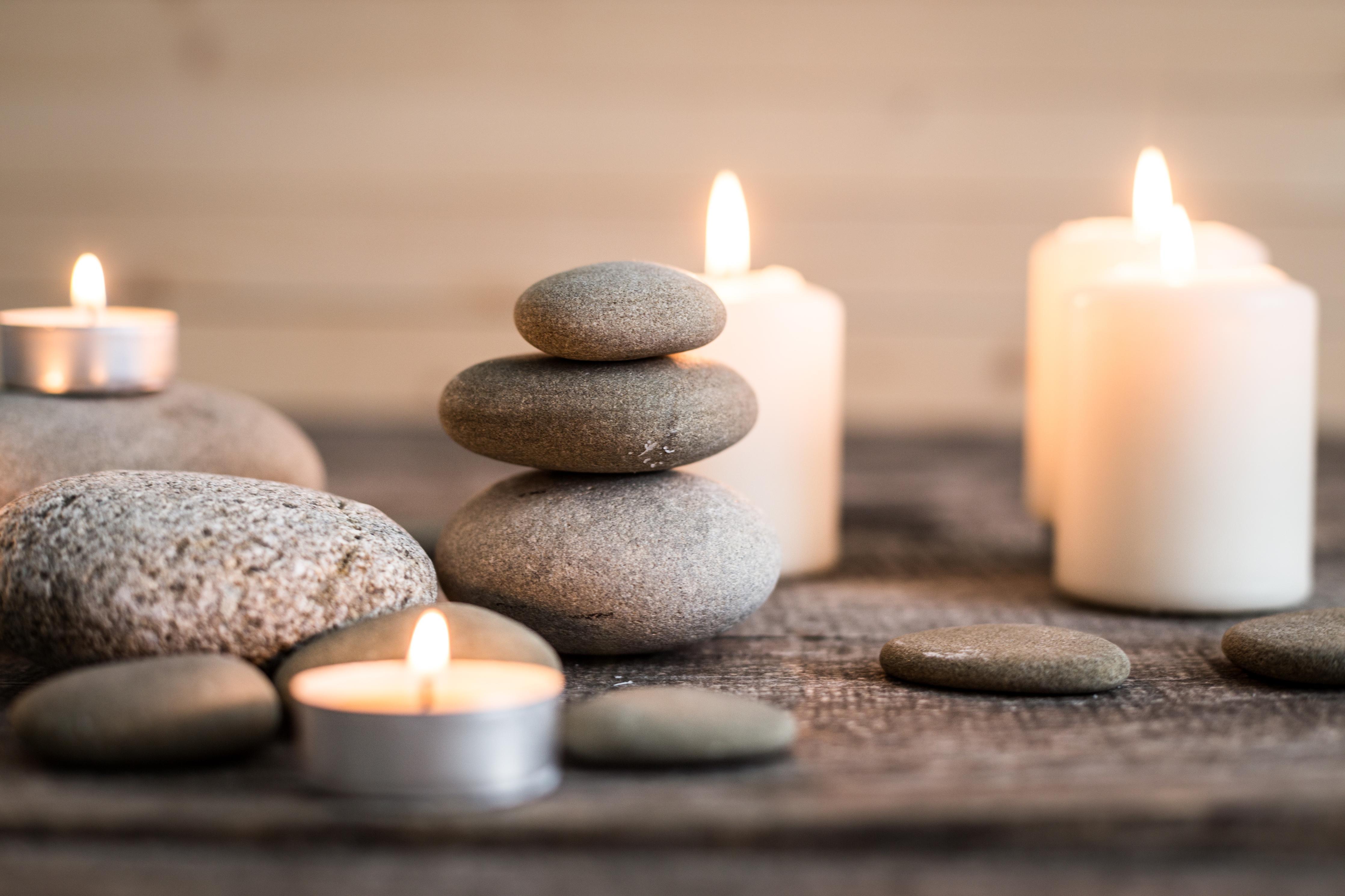 Spritzschutz-Spa-Stillleben mit Kerzen