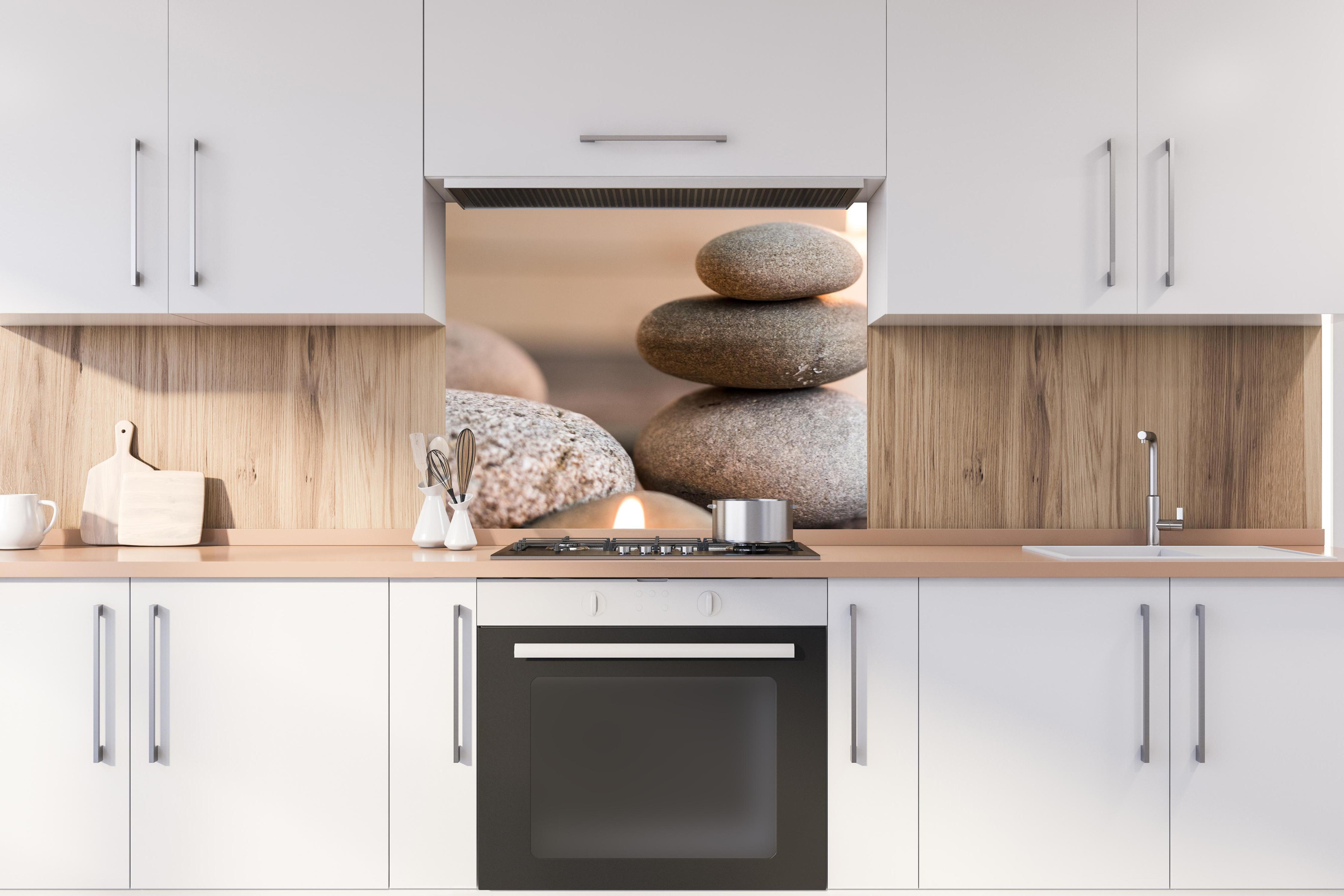 Spritzschutz - Spa-Stillleben mit Kerzen hinter stilvollem Gasherd unter Dunstabzugshaube