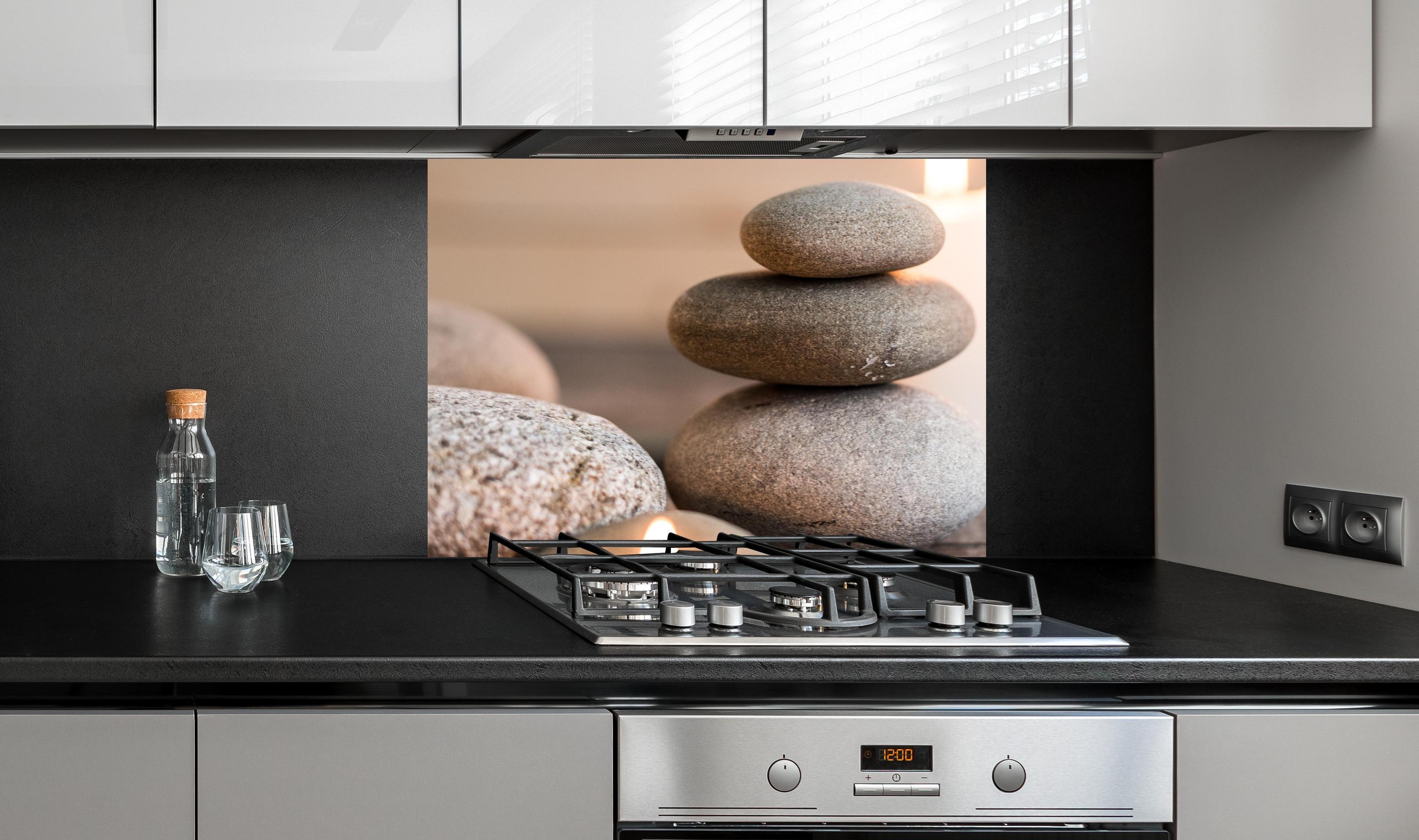 Spritzschutz - Spa-Stillleben mit Kerzen an edler Anthrazit-Wand hinter silbernem Gasherd