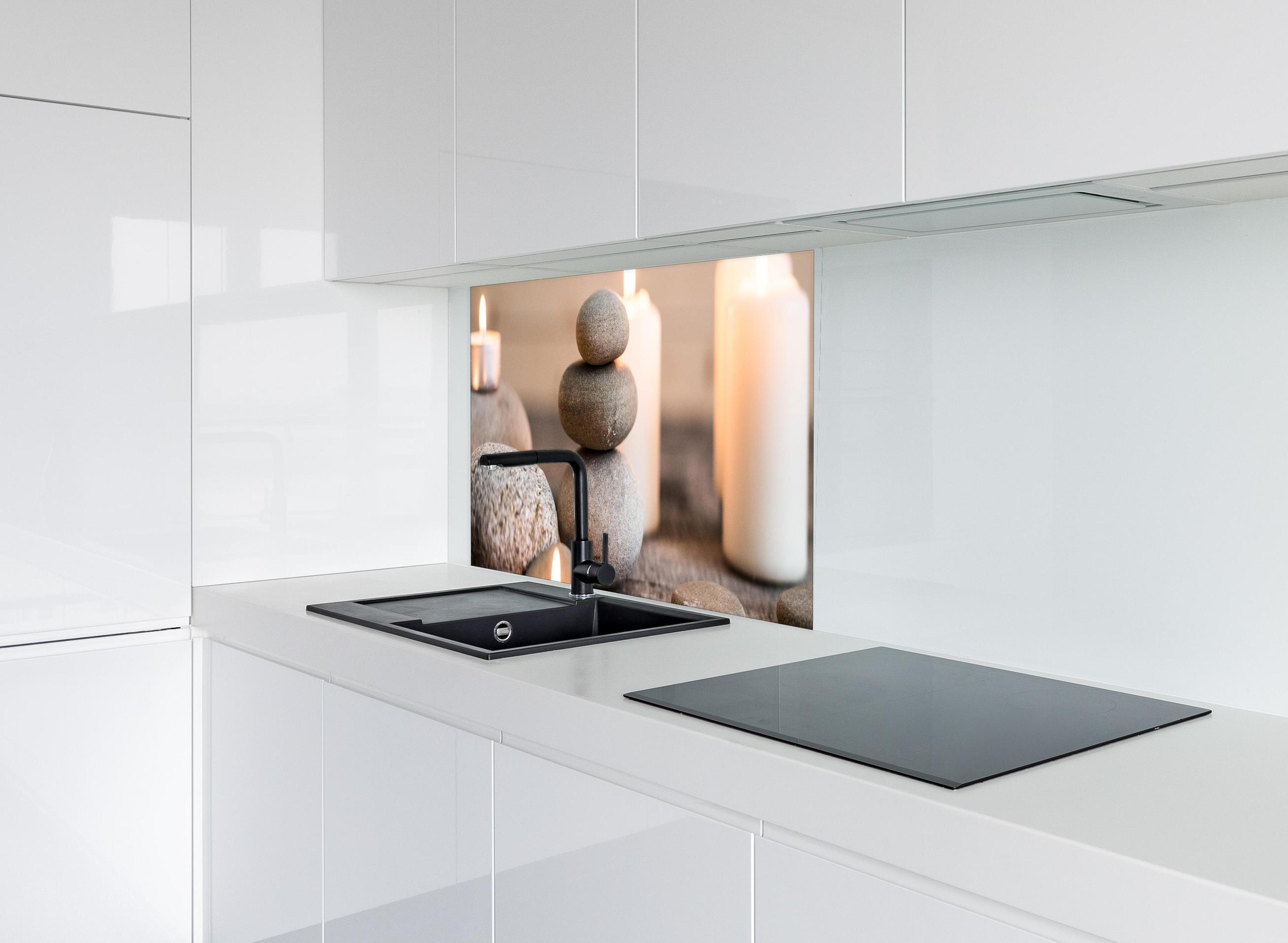 Spritzschutz - Spa-Stillleben mit Kerzen hinter modernem schwarz-matten Spülbecken in weißer Hochglanz-Küche