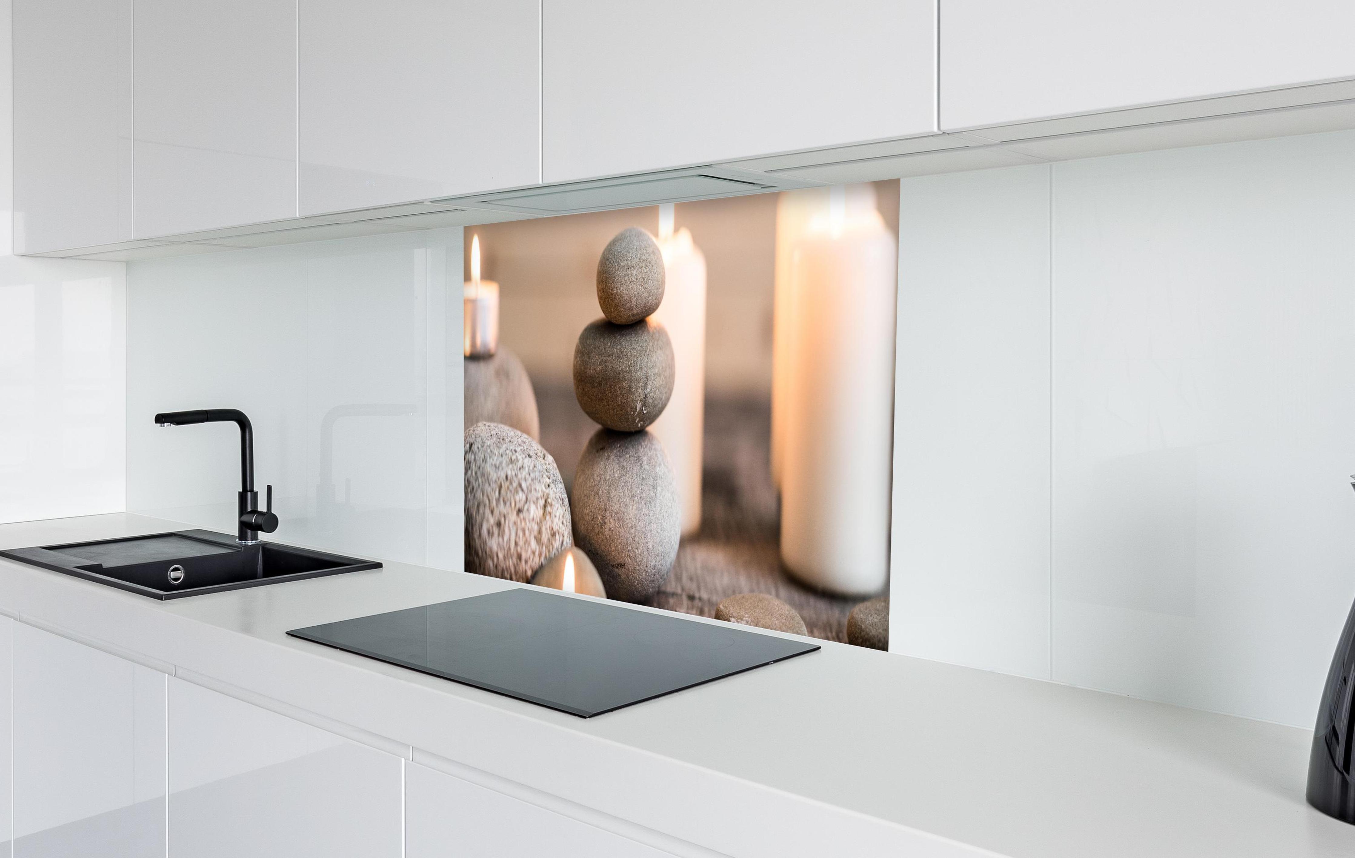 Spritzschutz - Spa-Stillleben mit Kerzen in weißer Hochglanz-Küche hinter einem Cerankochfeld