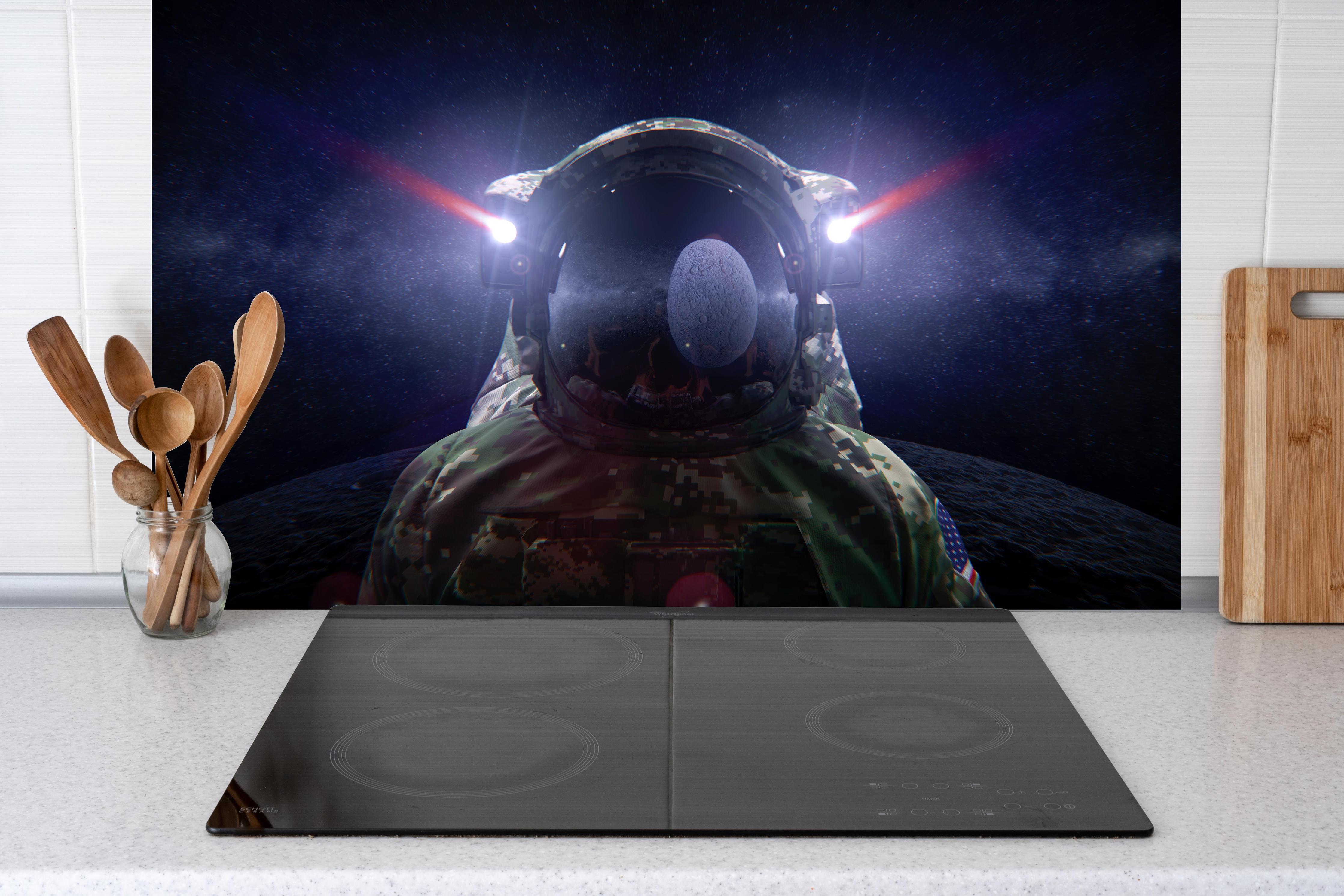 Spritzschutz - Space Force Soldat im Tarnanzug hinter einem Cerankochfeld zwischen Holz-Kochutensilien