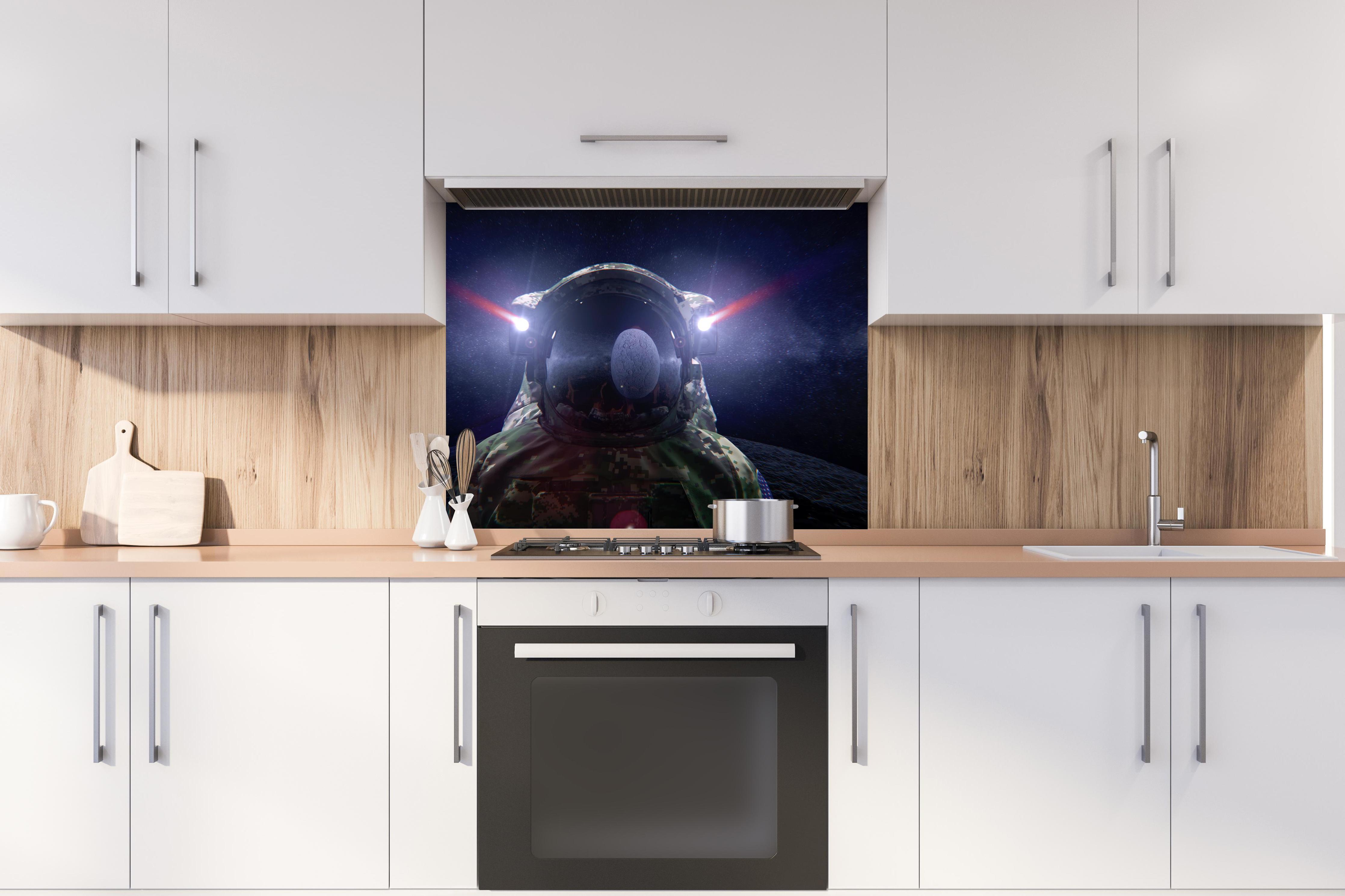 Spritzschutz - Space Force Soldat im Tarnanzug hinter stilvollem Gasherd unter Dunstabzugshaube