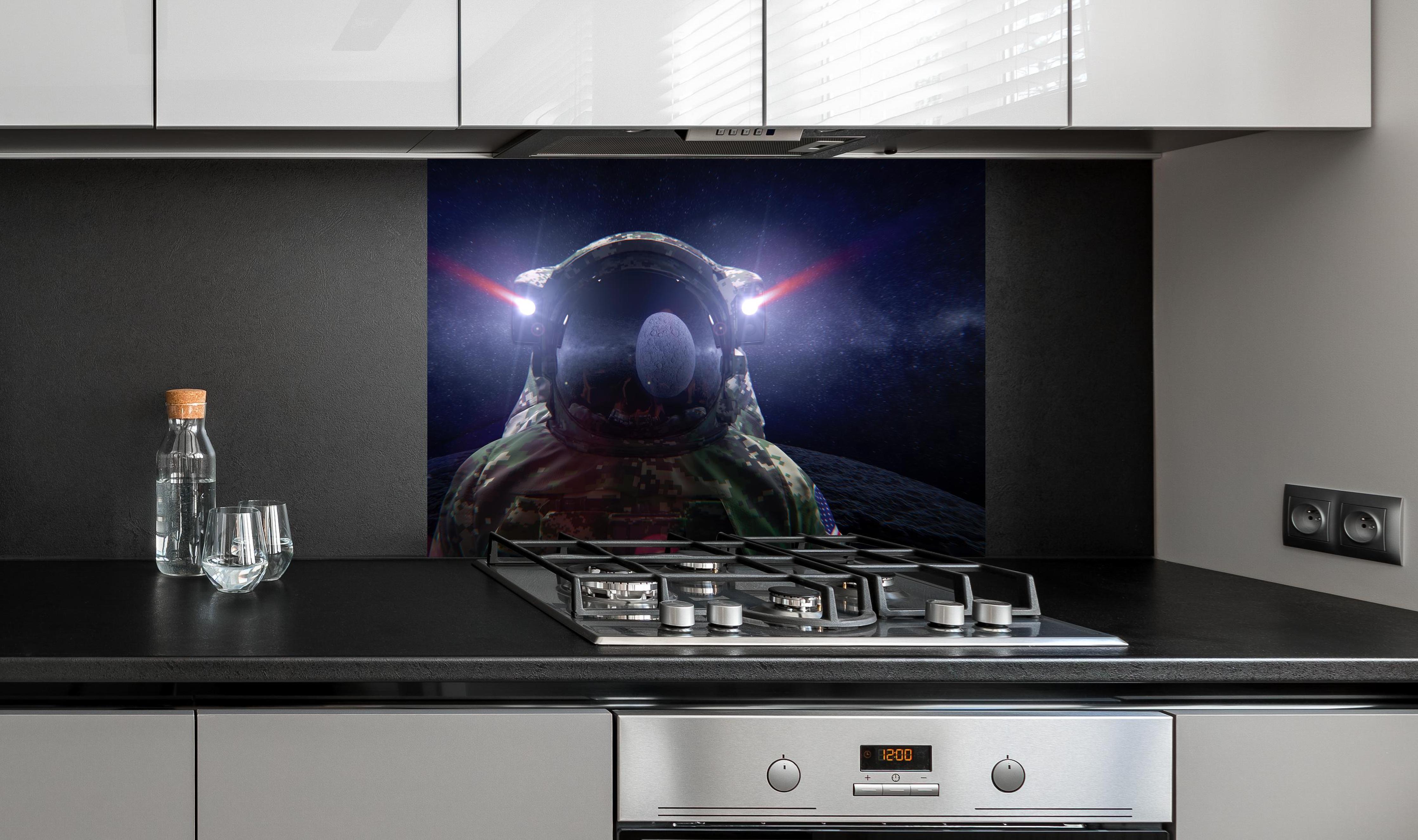 Spritzschutz - Space Force Soldat im Tarnanzug an edler Anthrazit-Wand hinter silbernem Gasherd