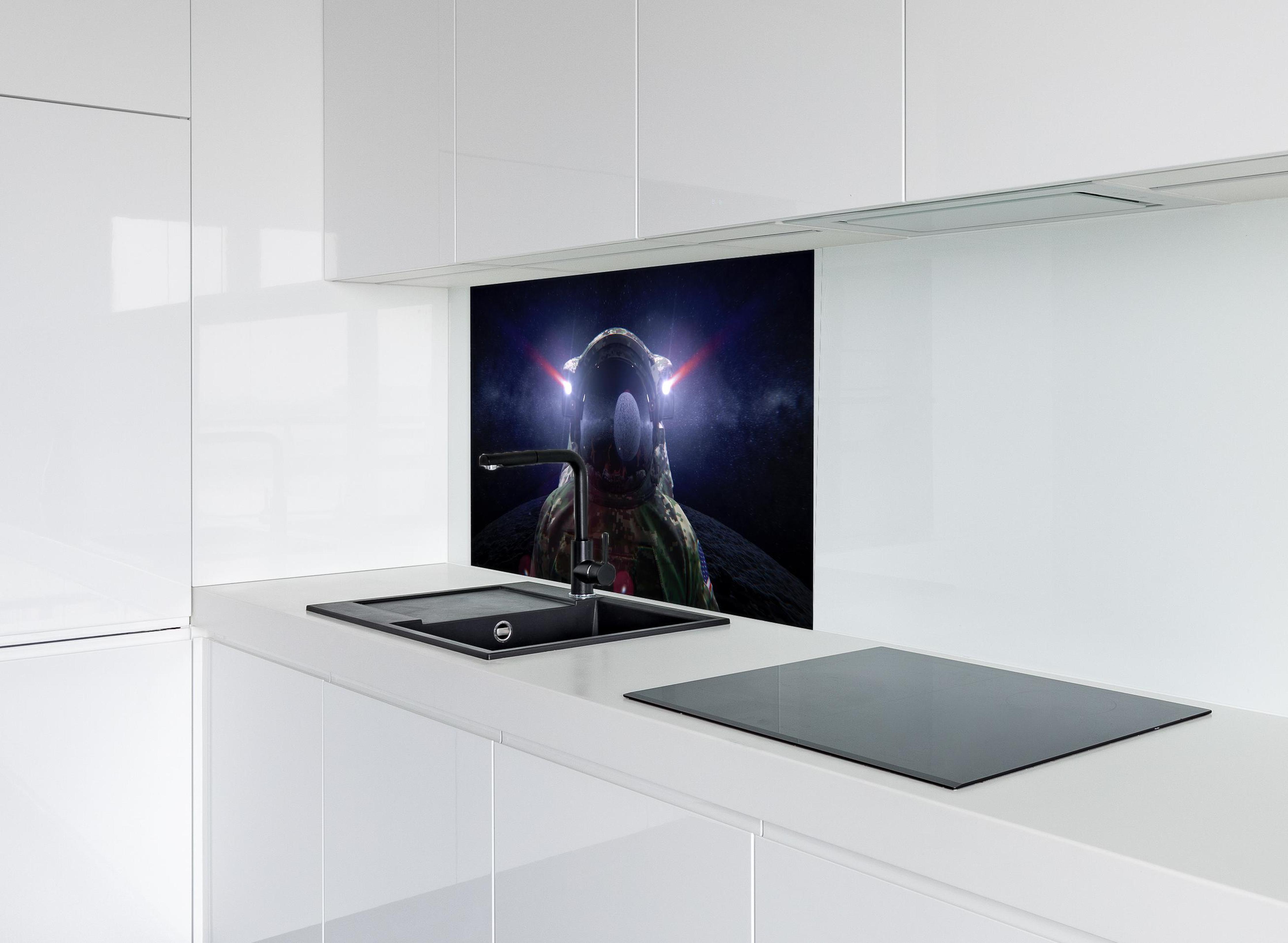 Spritzschutz - Space Force Soldat im Tarnanzug hinter modernem schwarz-matten Spülbecken in weißer Hochglanz-Küche