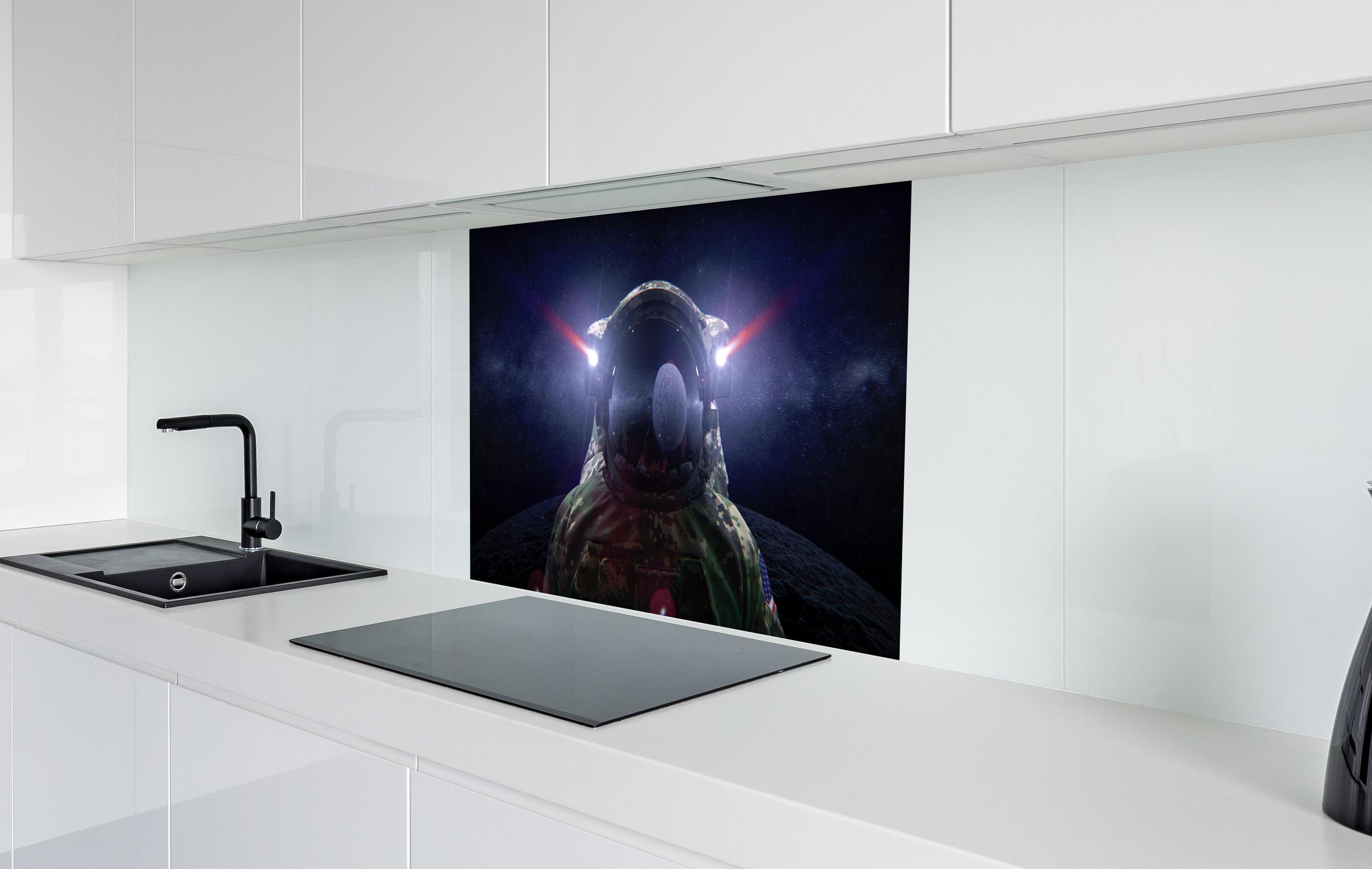 Spritzschutz - Space Force Soldat im Tarnanzug in weißer Hochglanz-Küche hinter einem Cerankochfeld