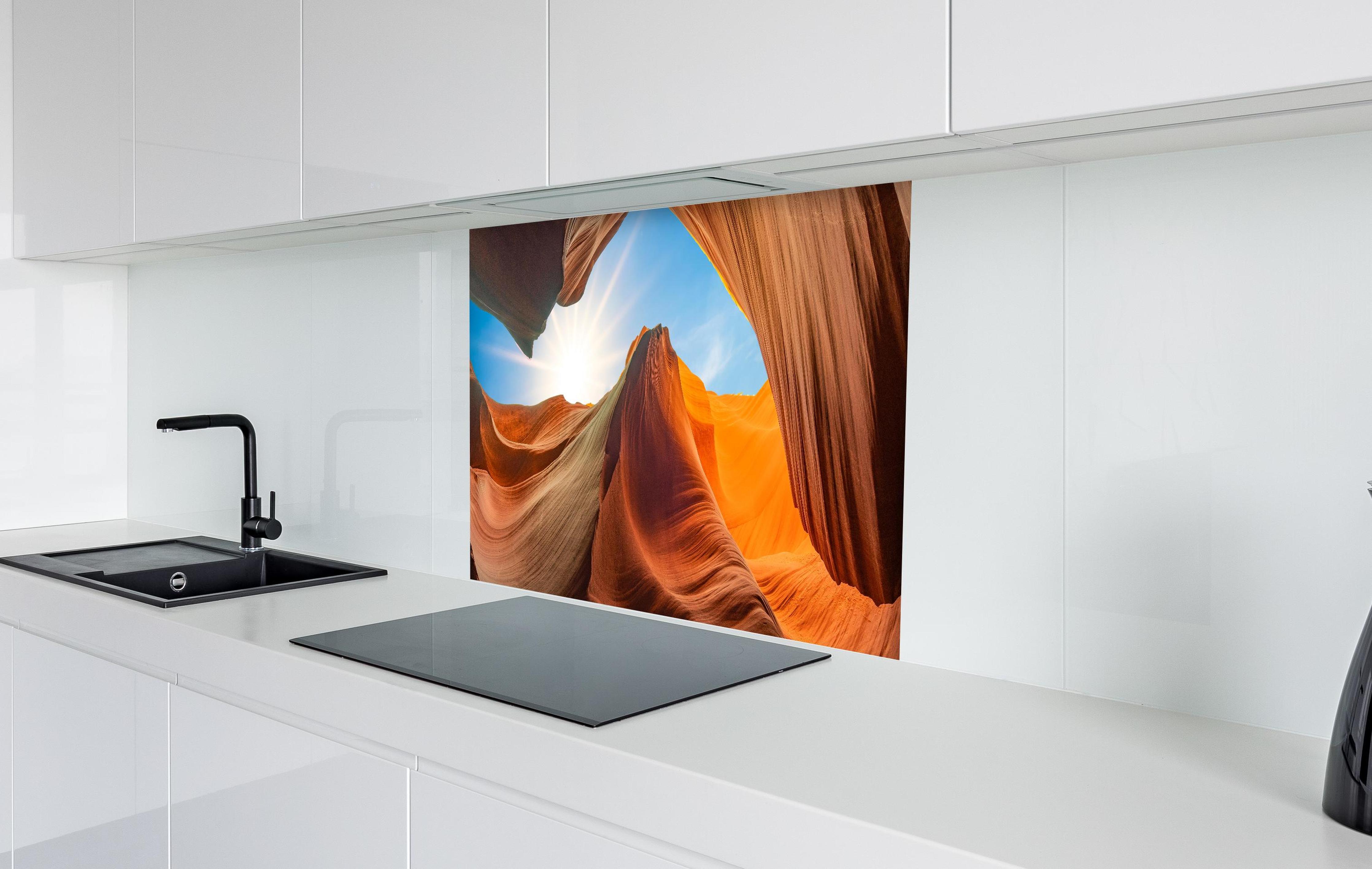 Spritzschutz - Spektakuläre Schlucht in Arizona in weißer Hochglanz-Küche hinter einem Cerankochfeld