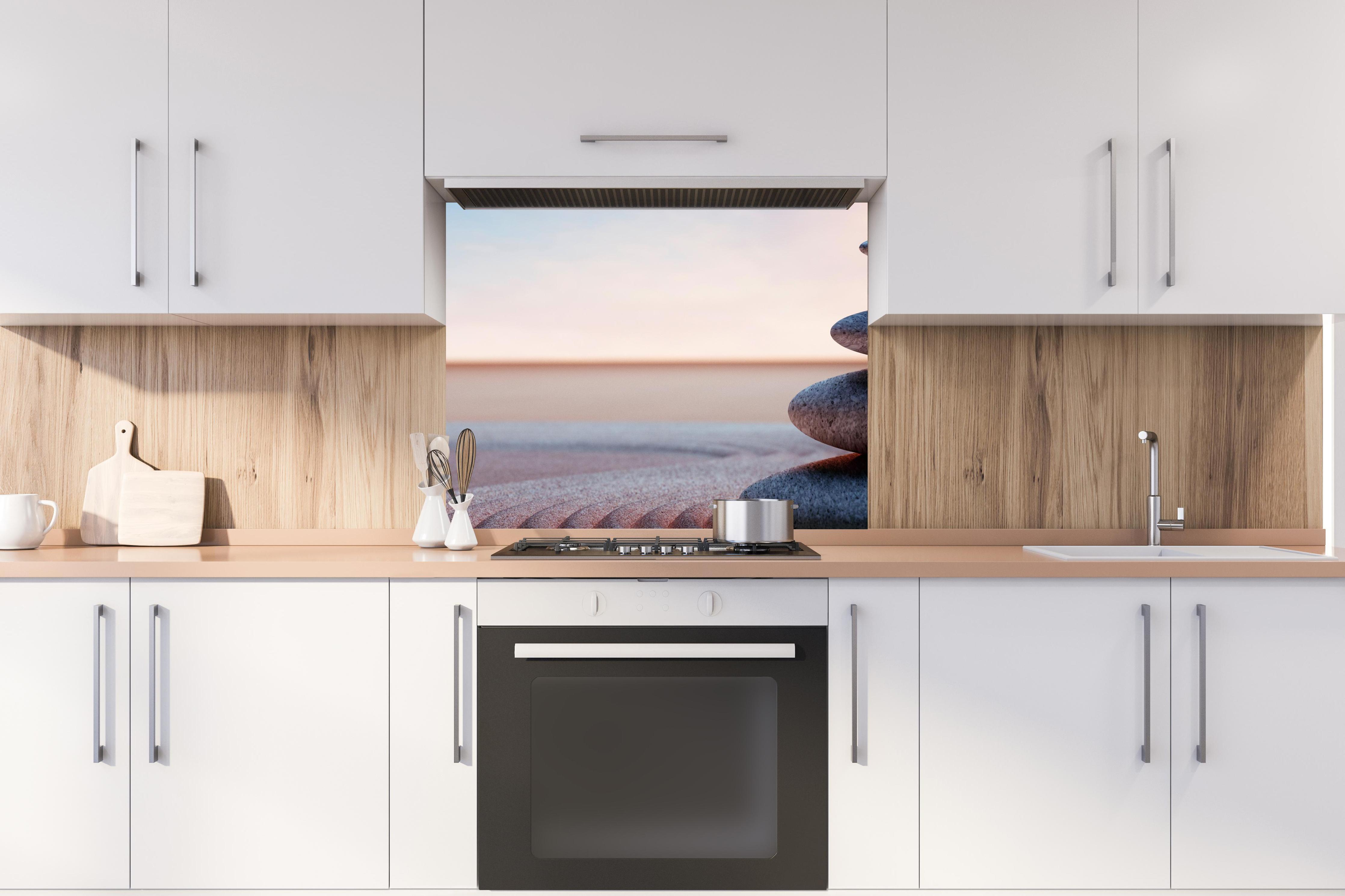 Spritzschutz - Spiritueller Steinturm mit Sonne hinter stilvollem Gasherd unter Dunstabzugshaube