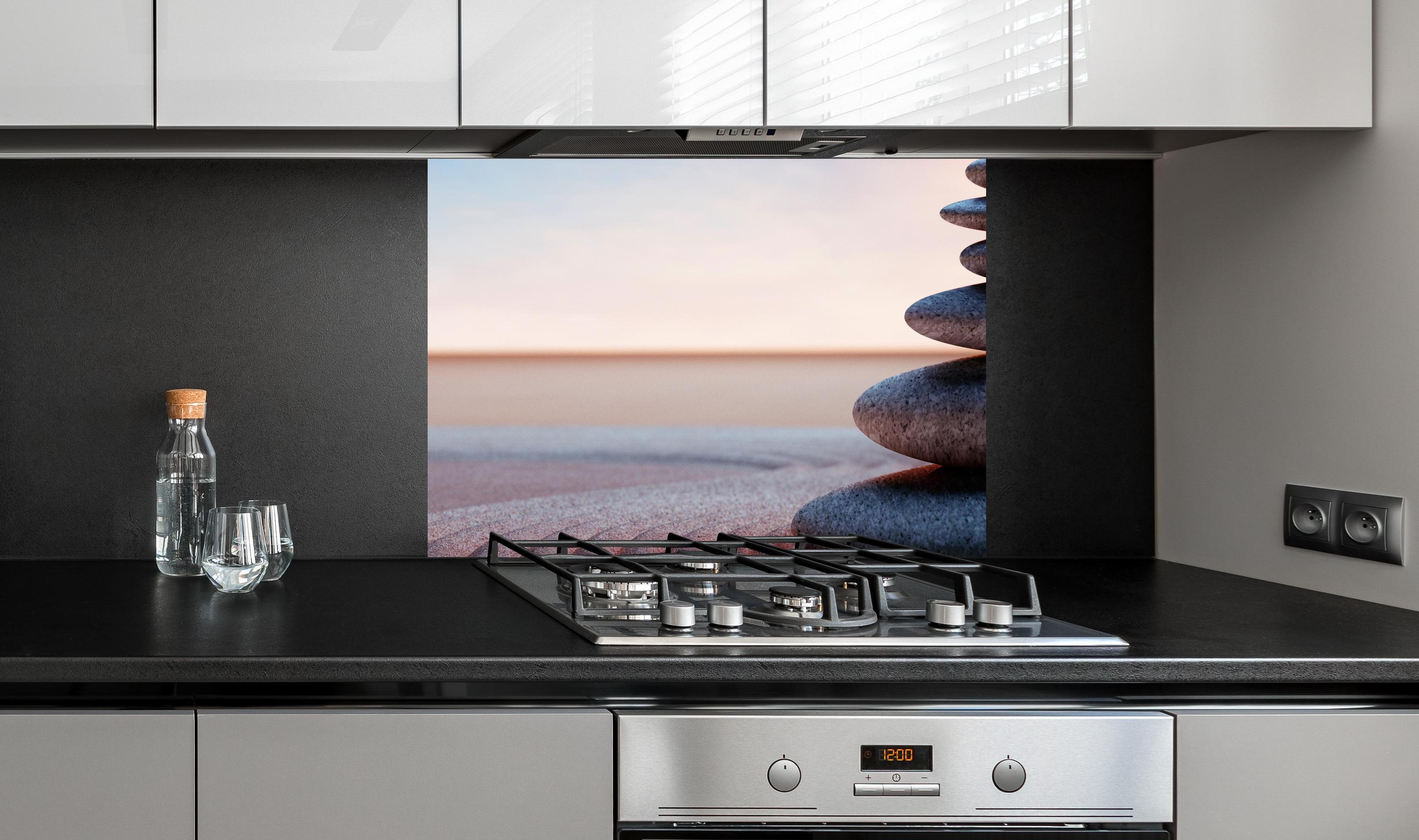 Spritzschutz - Spiritueller Steinturm mit Sonne an edler Anthrazit-Wand hinter silbernem Gasherd