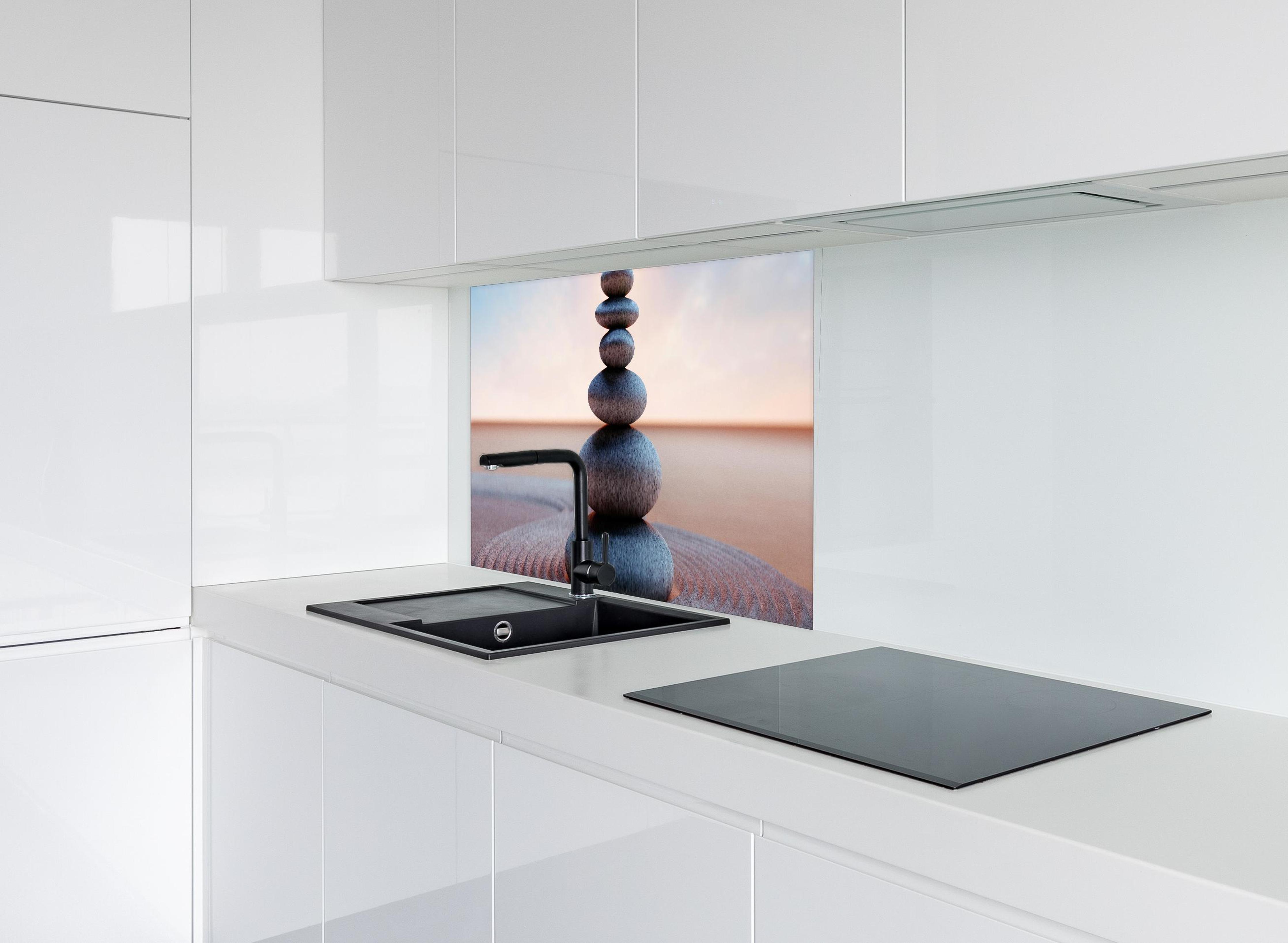 Spritzschutz - Spiritueller Steinturm mit Sonne hinter modernem schwarz-matten Spülbecken in weißer Hochglanz-Küche