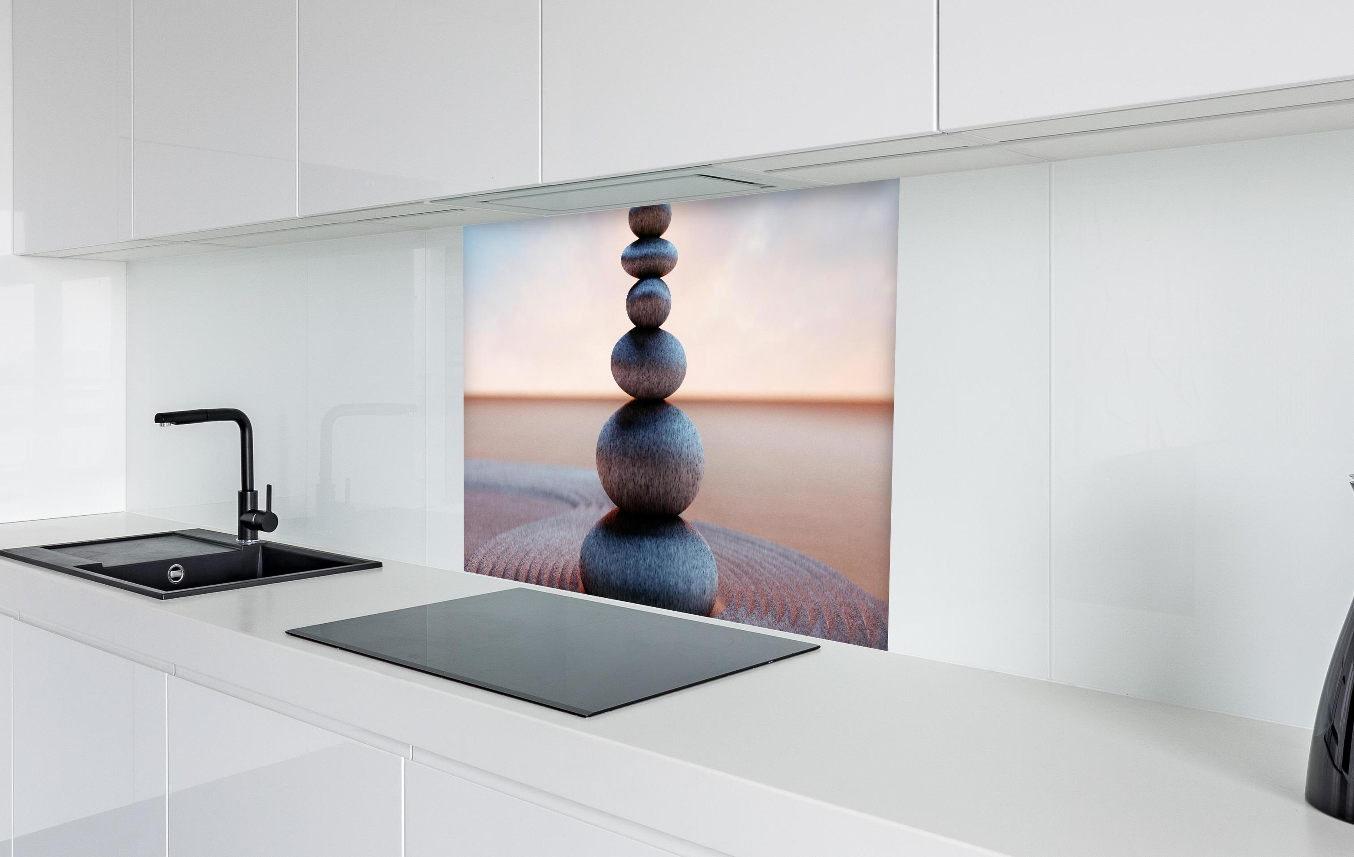 Spritzschutz - Spiritueller Steinturm mit Sonne in weißer Hochglanz-Küche hinter einem Cerankochfeld
