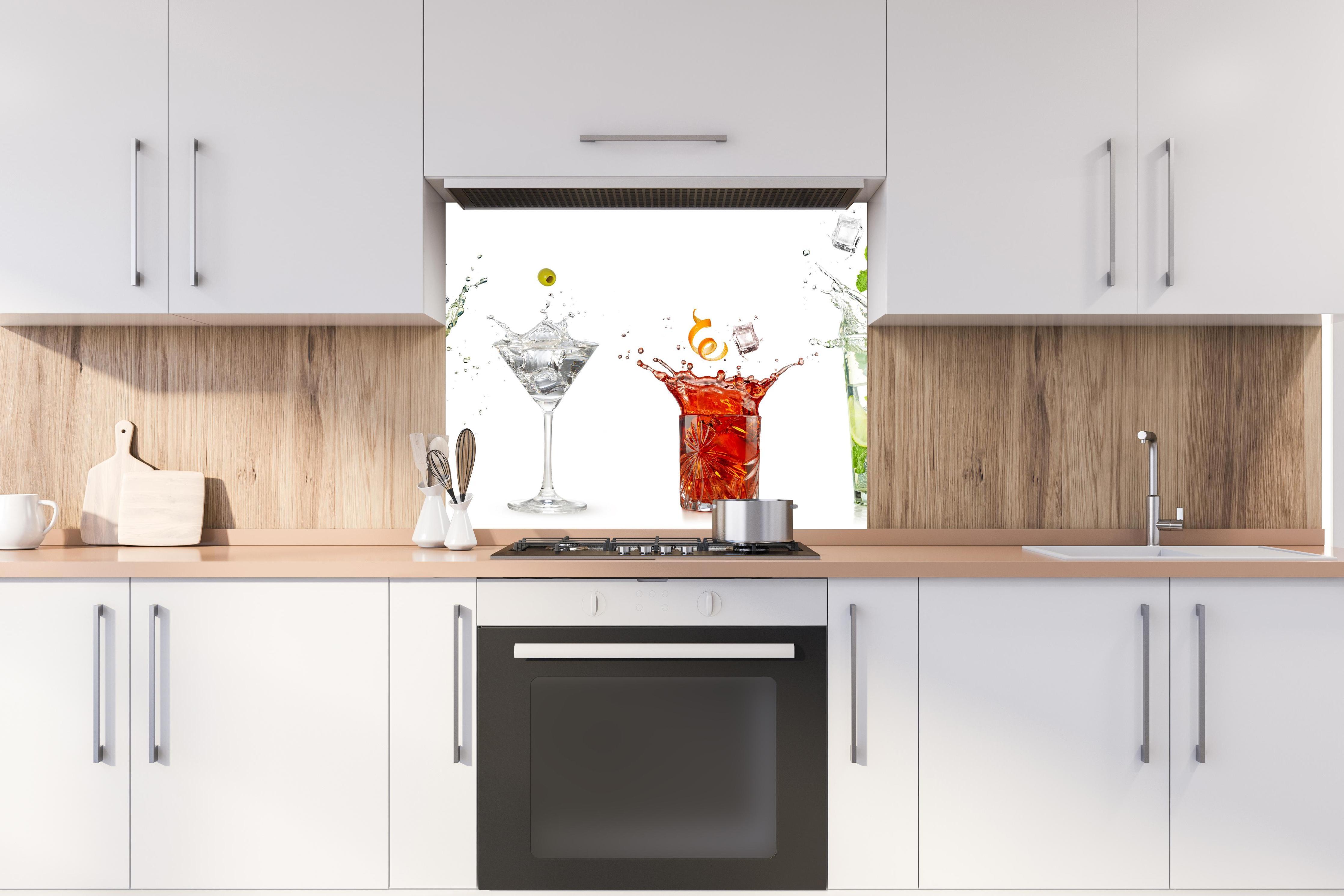 Spritzschutz - Spritzende Cocktails hinter stilvollem Gasherd unter Dunstabzugshaube