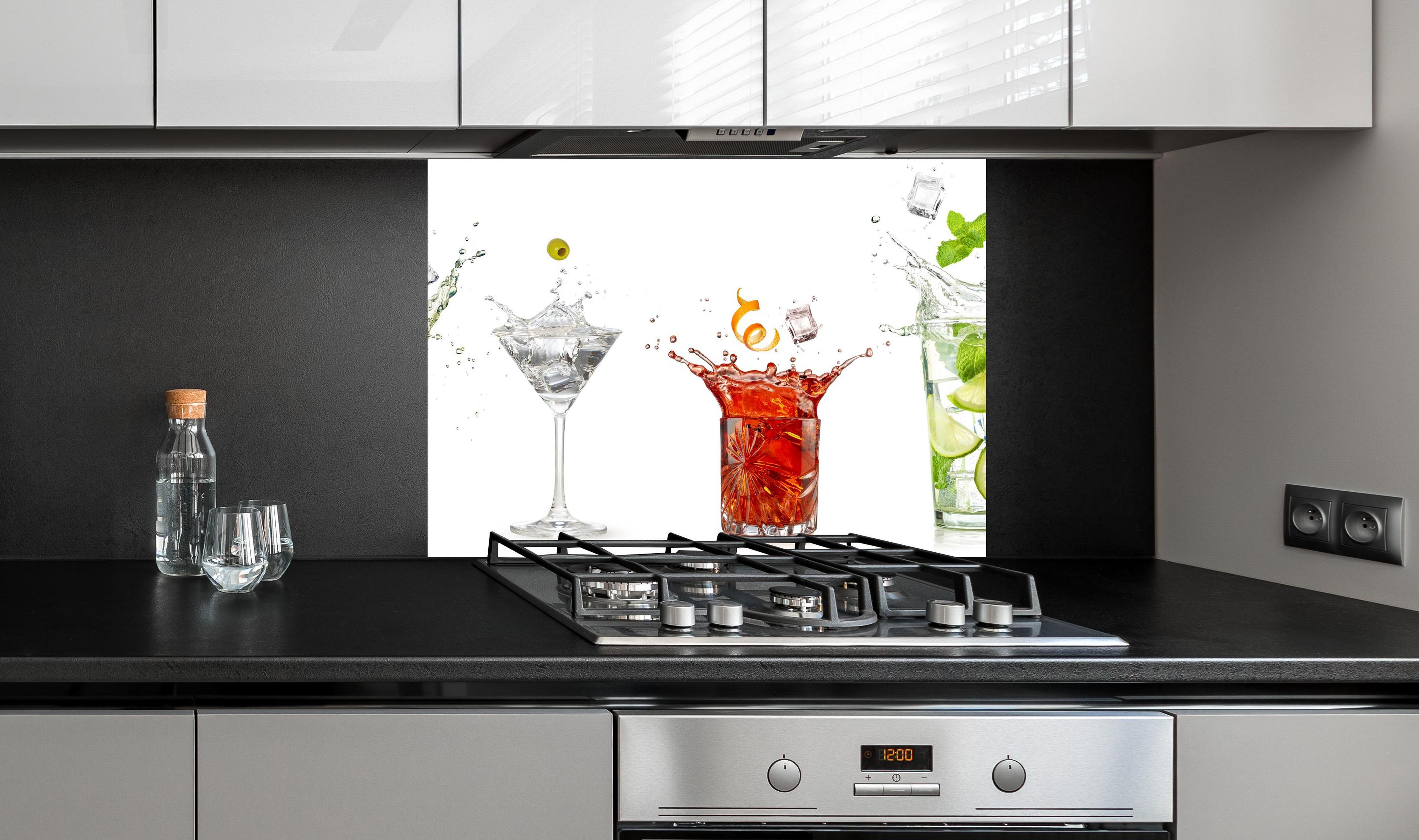Spritzschutz - Spritzende Cocktails an edler Anthrazit-Wand hinter silbernem Gasherd