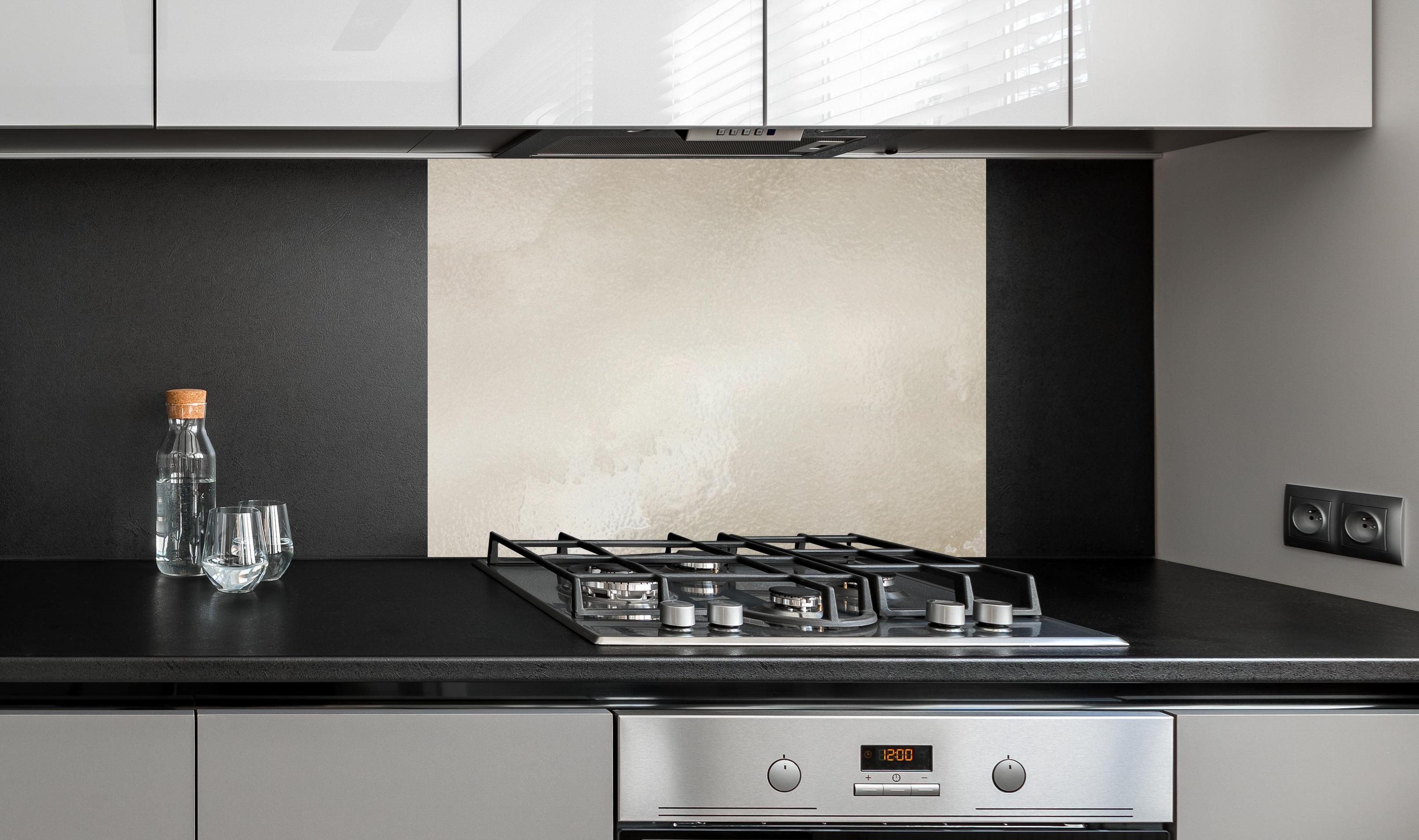 Spritzschutz - Steinartiges Aquarell an edler Anthrazit-Wand hinter silbernem Gasherd