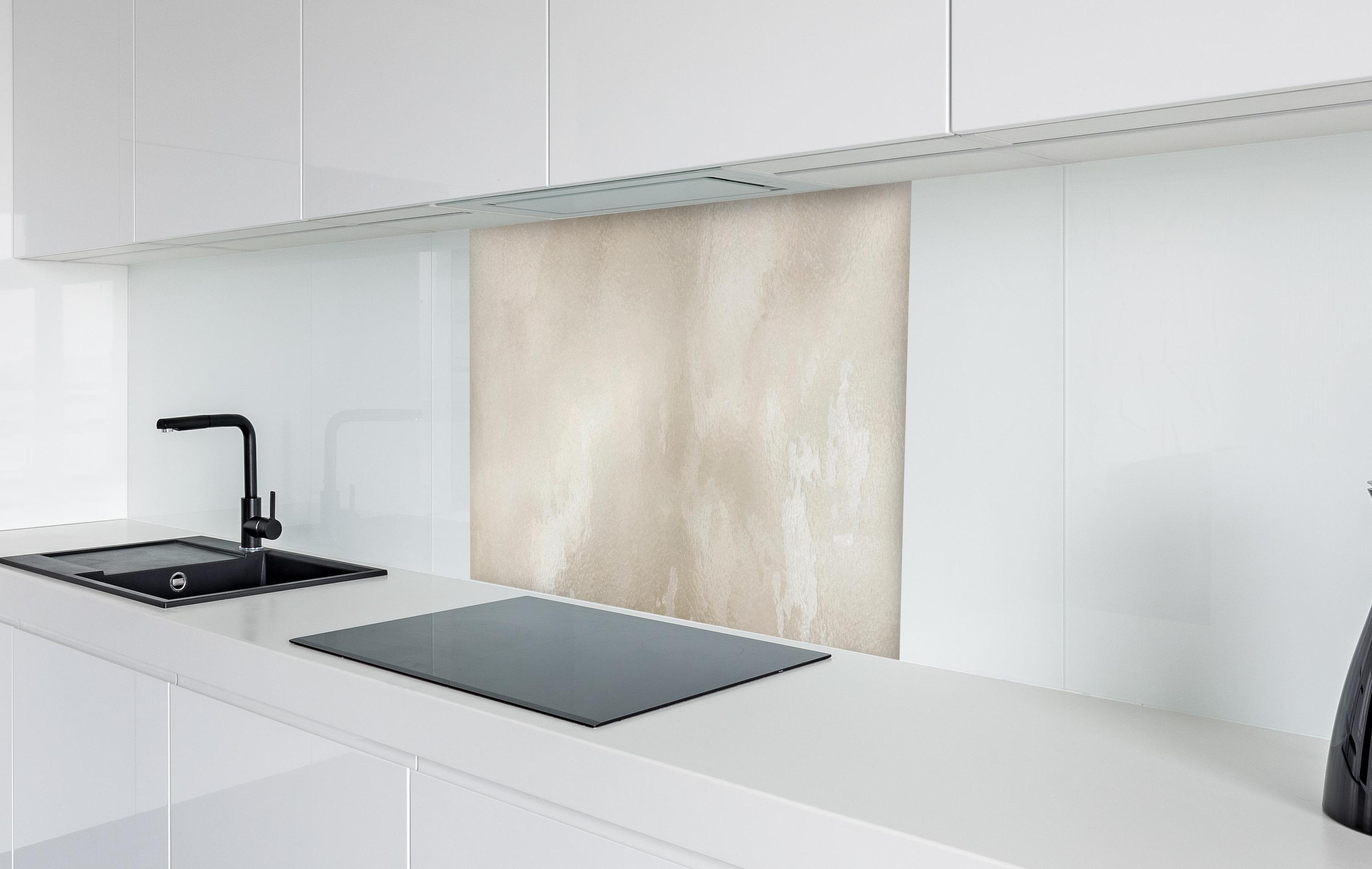 Spritzschutz - Steinartiges Aquarell in weißer Hochglanz-Küche hinter einem Cerankochfeld