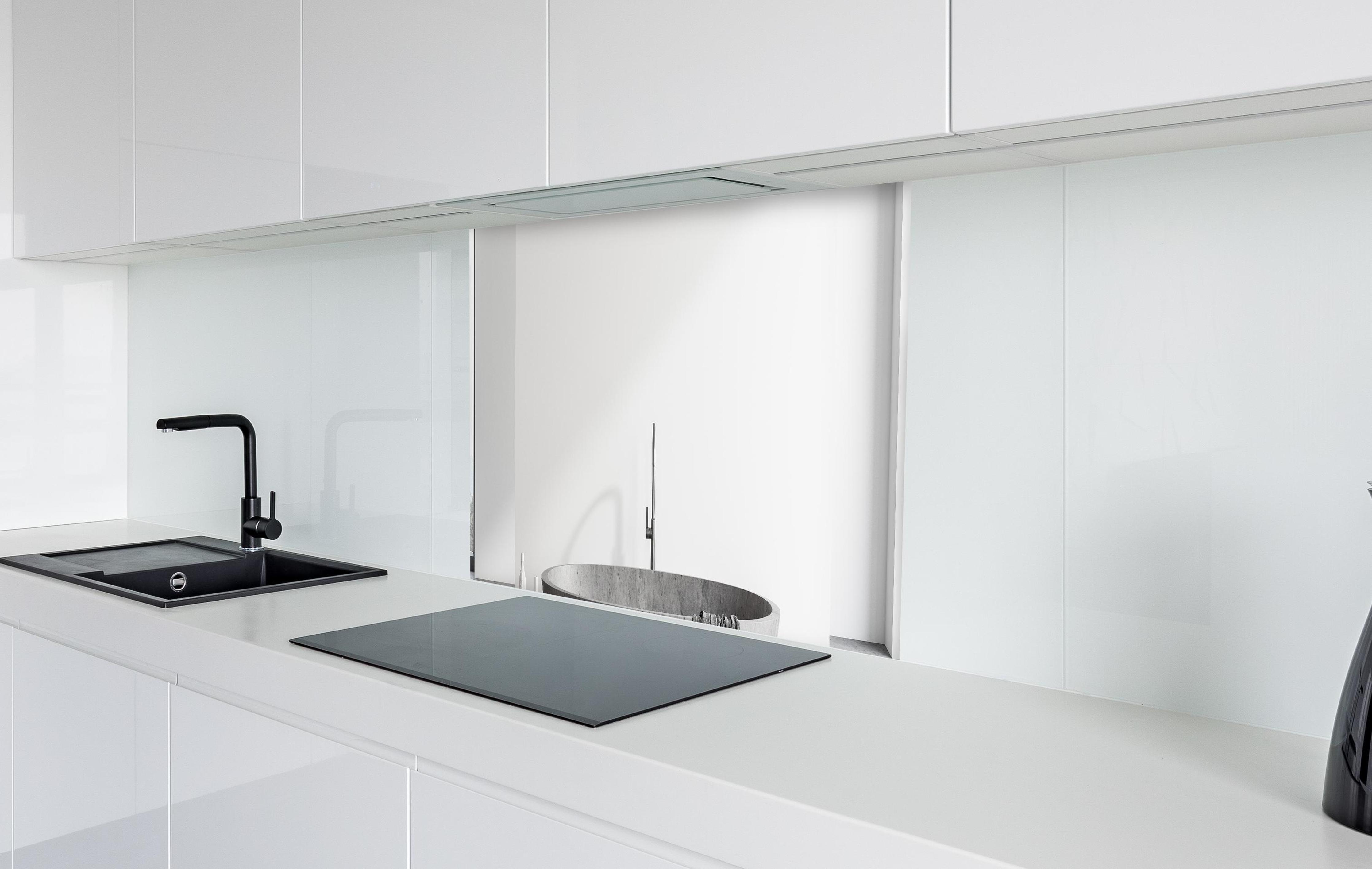 Spritzschutz - Steinbadewanne im weißen Badezimmer in weißer Hochglanz-Küche hinter einem Cerankochfeld