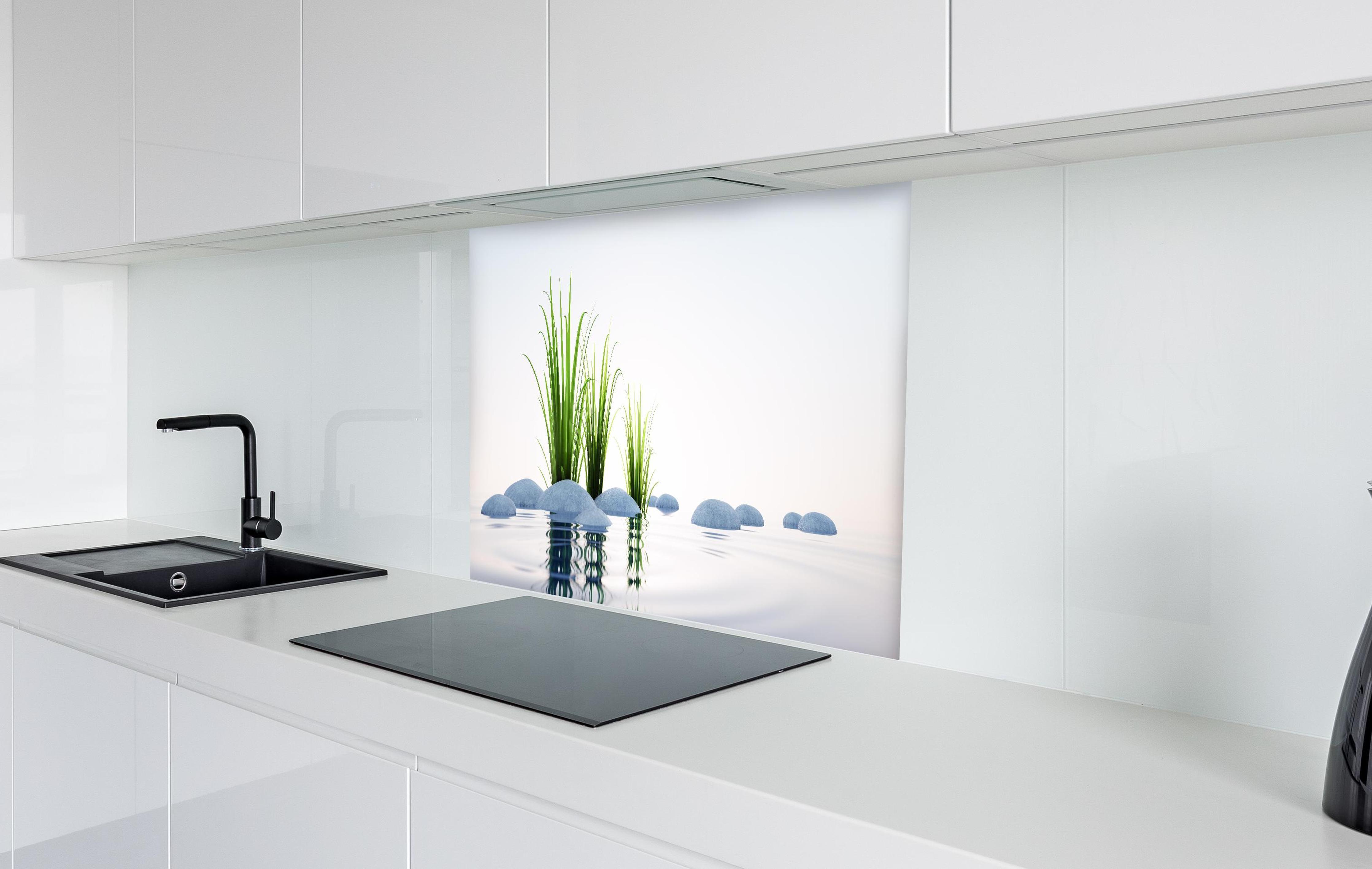 Spritzschutz - Steine und Gras im See Querformat in weißer Hochglanz-Küche hinter einem Cerankochfeld