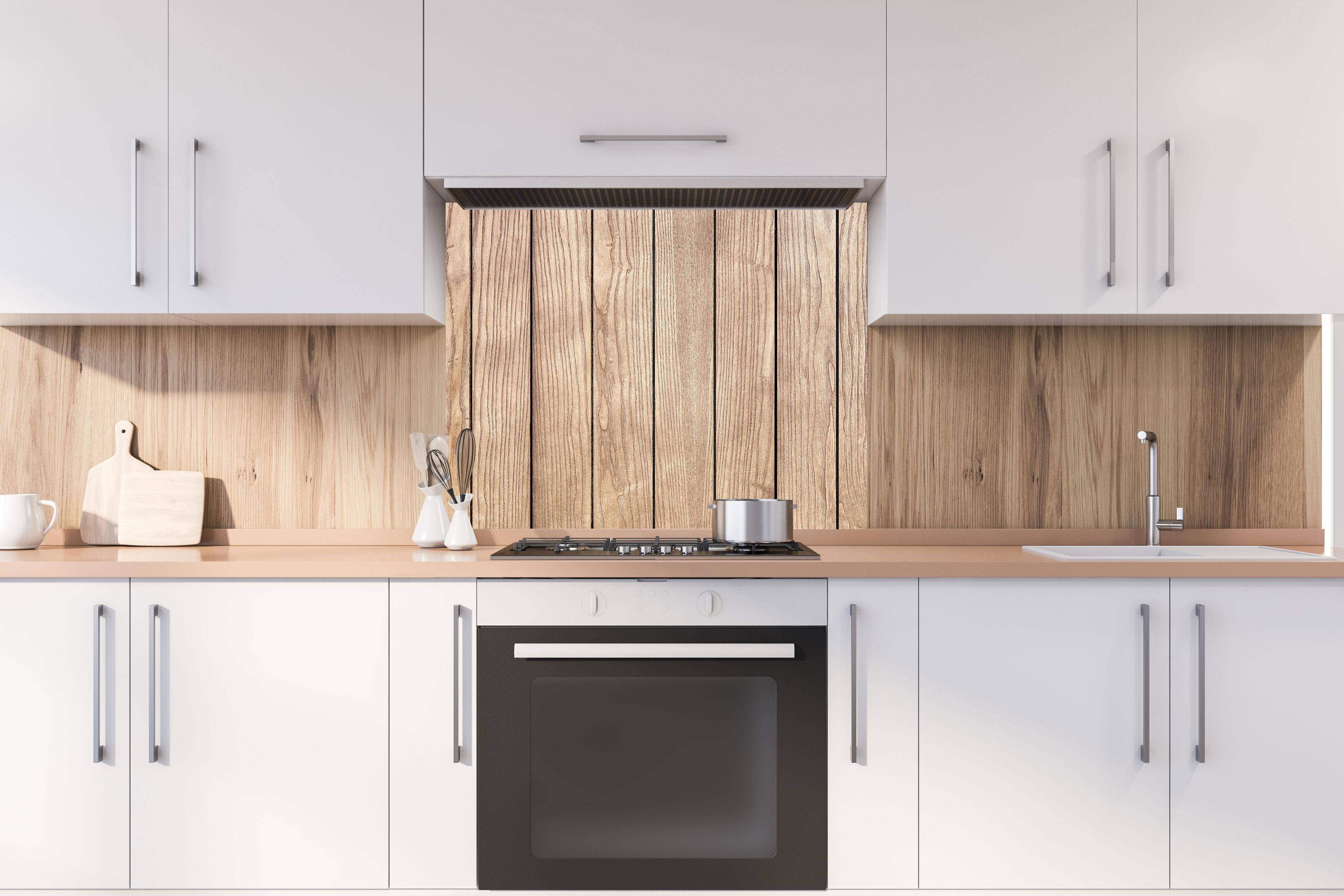 Spritzschutz - Stilvolle Eschenholzdielen hinter stilvollem Gasherd unter Dunstabzugshaube