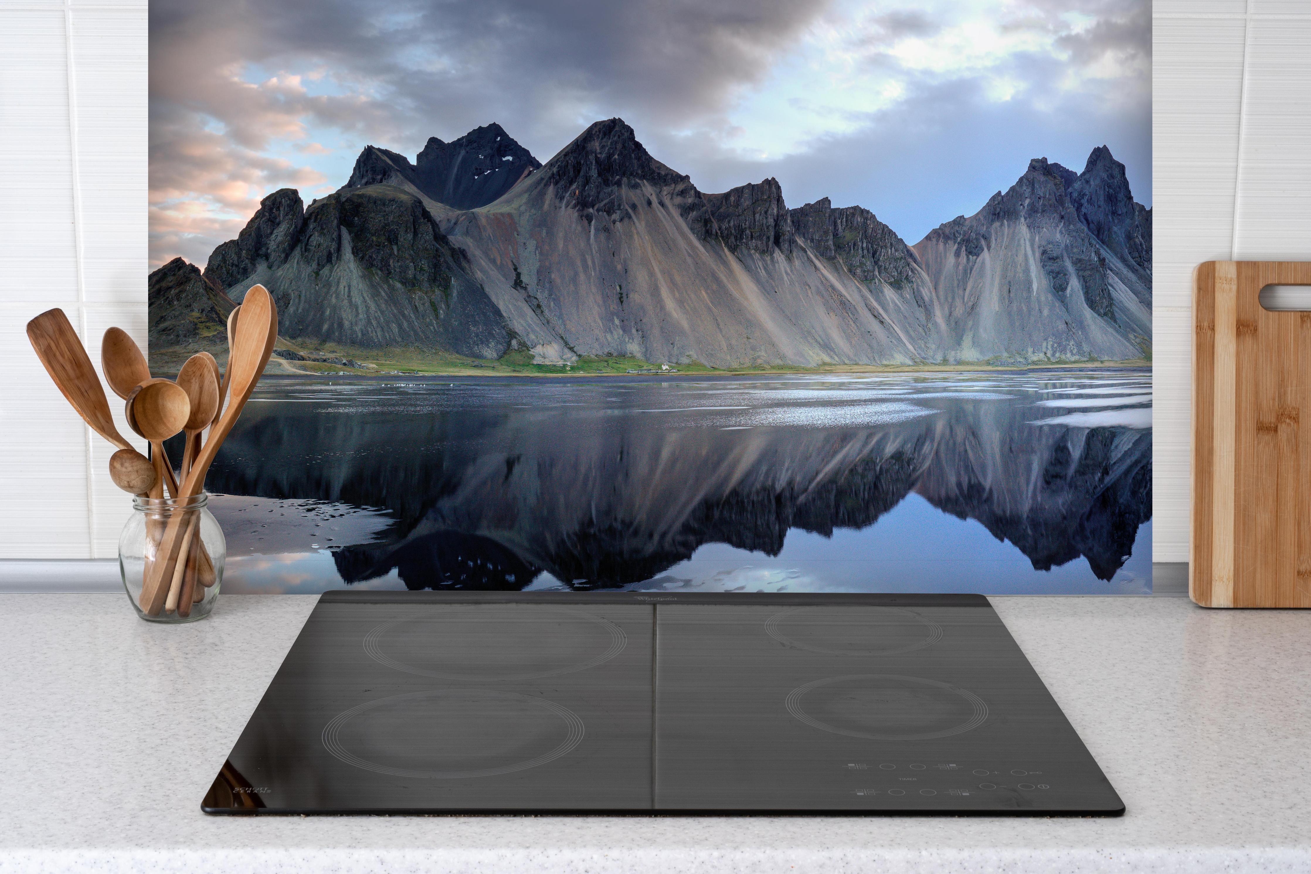 Spritzschutz - Stokksnes an der isländischen Küste hinter einem Cerankochfeld zwischen Holz-Kochutensilien