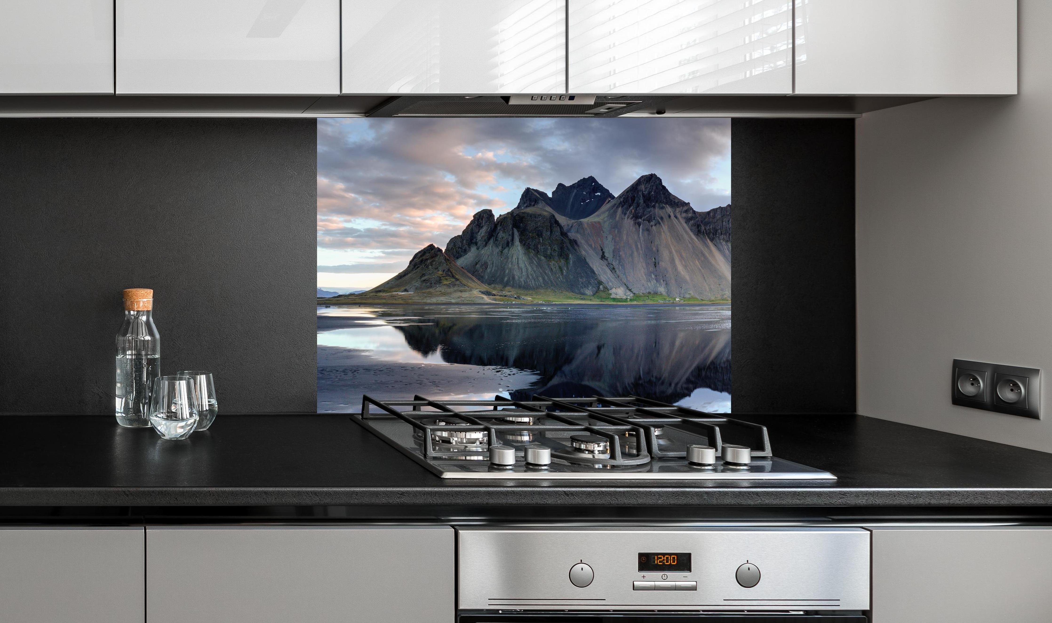 Spritzschutz - Stokksnes an der isländischen Küste an edler Anthrazit-Wand hinter silbernem Gasherd