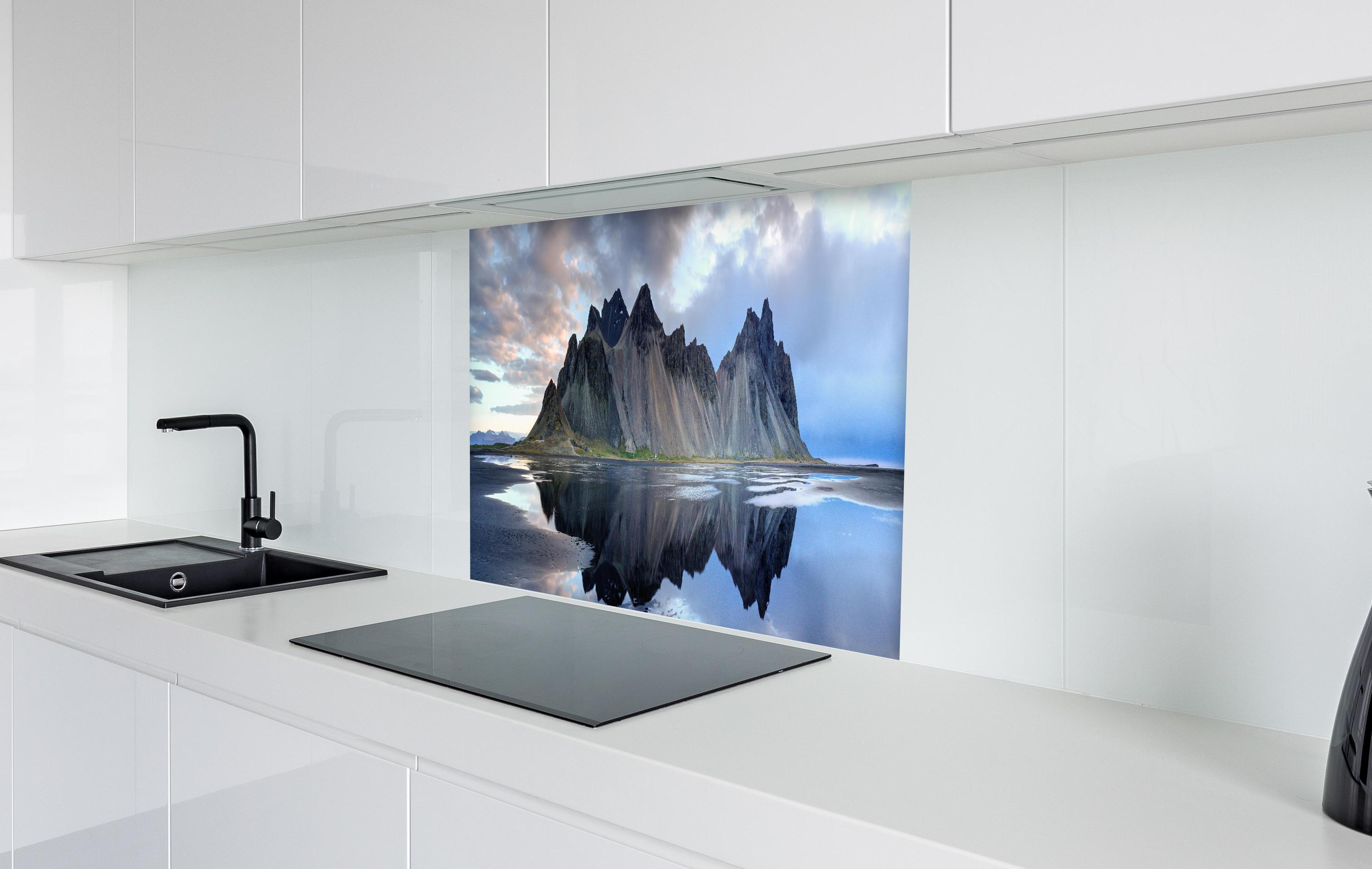 Spritzschutz - Stokksnes an der isländischen Küste in weißer Hochglanz-Küche hinter einem Cerankochfeld