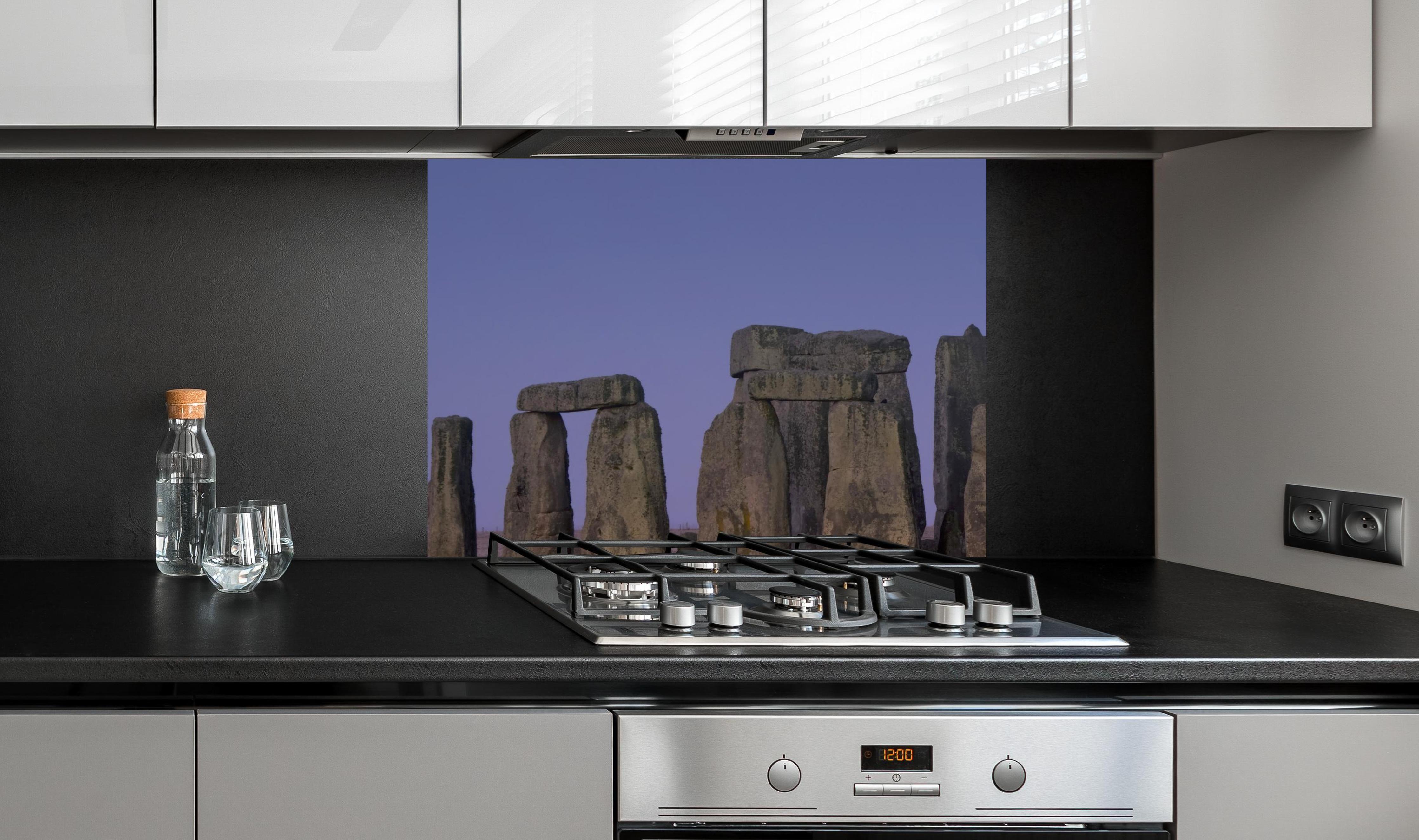 Spritzschutz - Stonehenge bei Nacht - England an edler Anthrazit-Wand hinter silbernem Gasherd