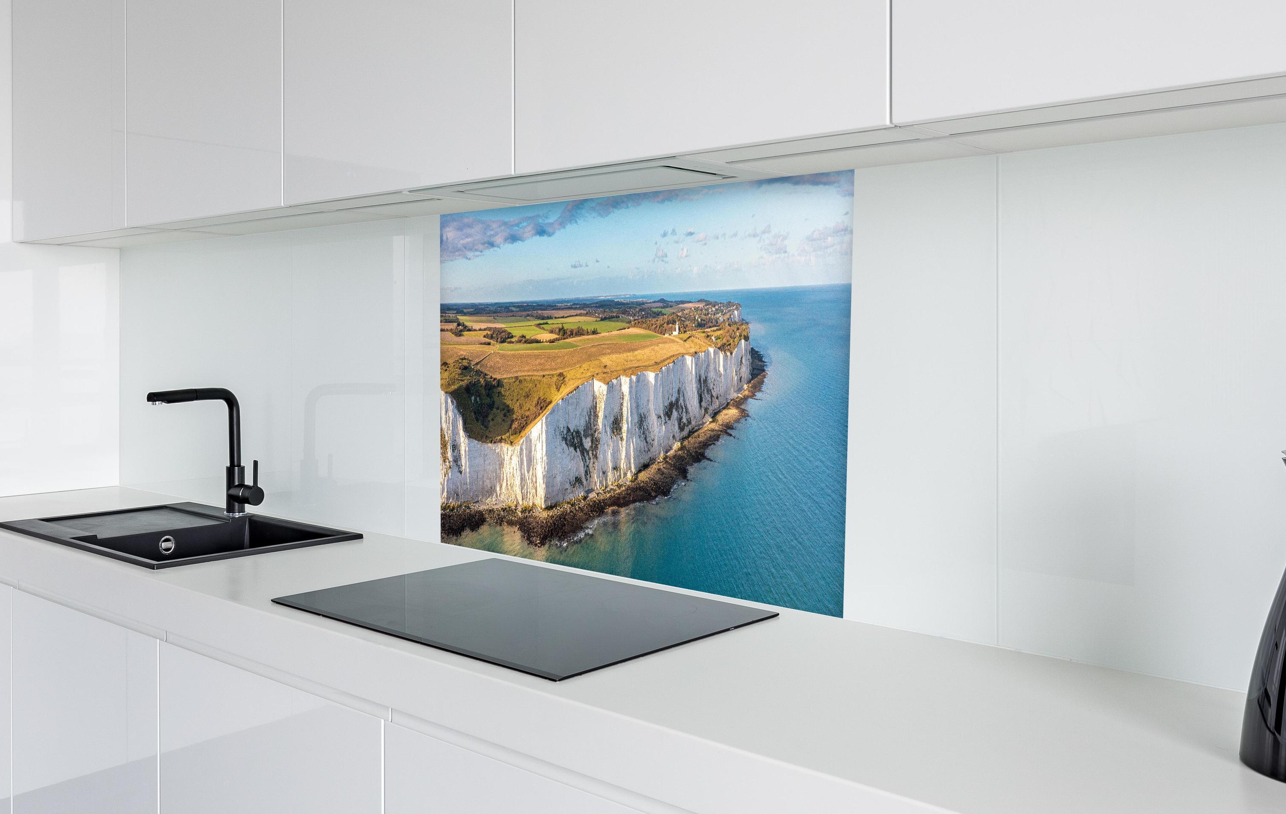 Spritzschutz - Strahlende White Cliffs of Dover in weißer Hochglanz-Küche hinter einem Cerankochfeld