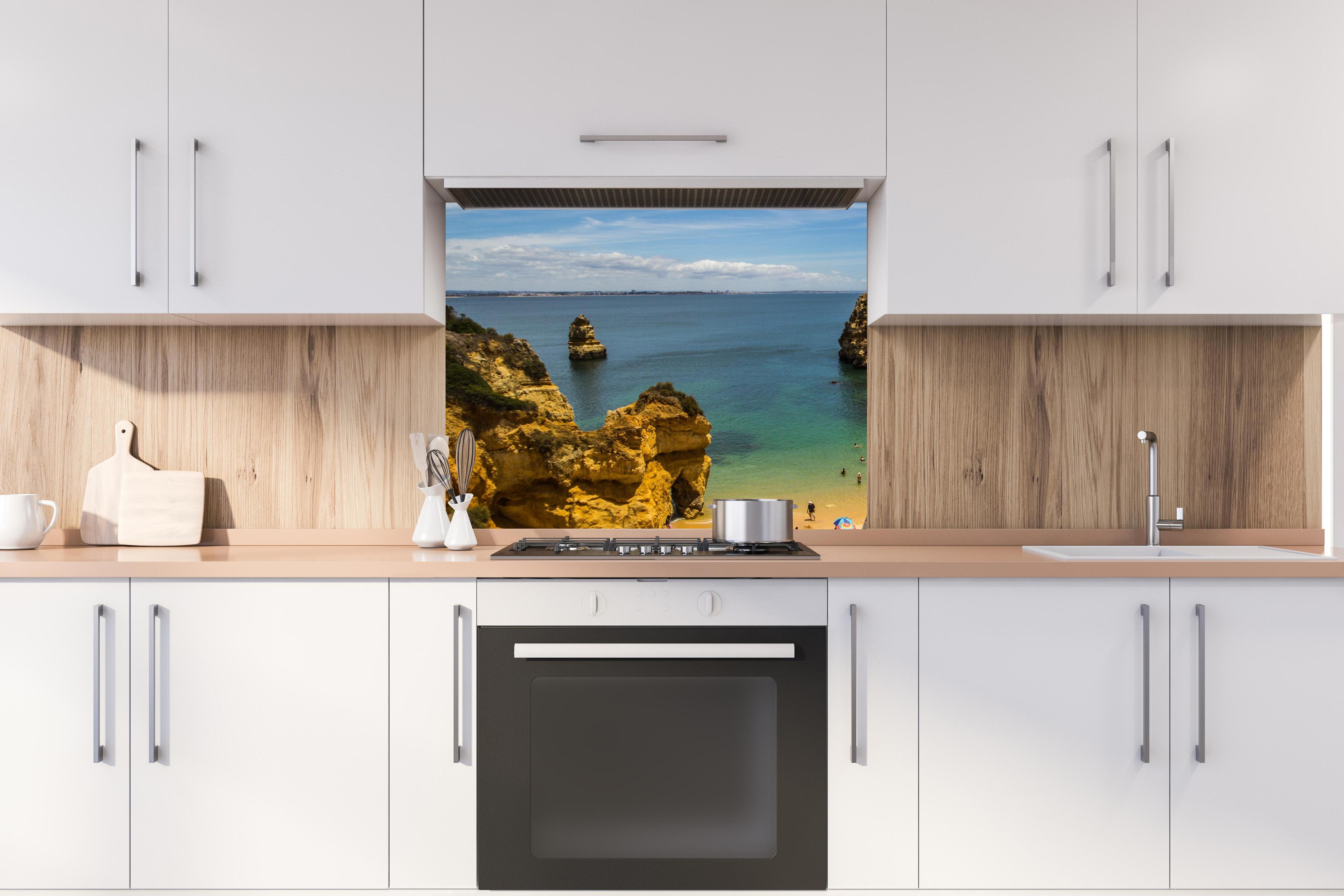 Spritzschutz - Strand Camilo in Lagos hinter stilvollem Gasherd unter Dunstabzugshaube