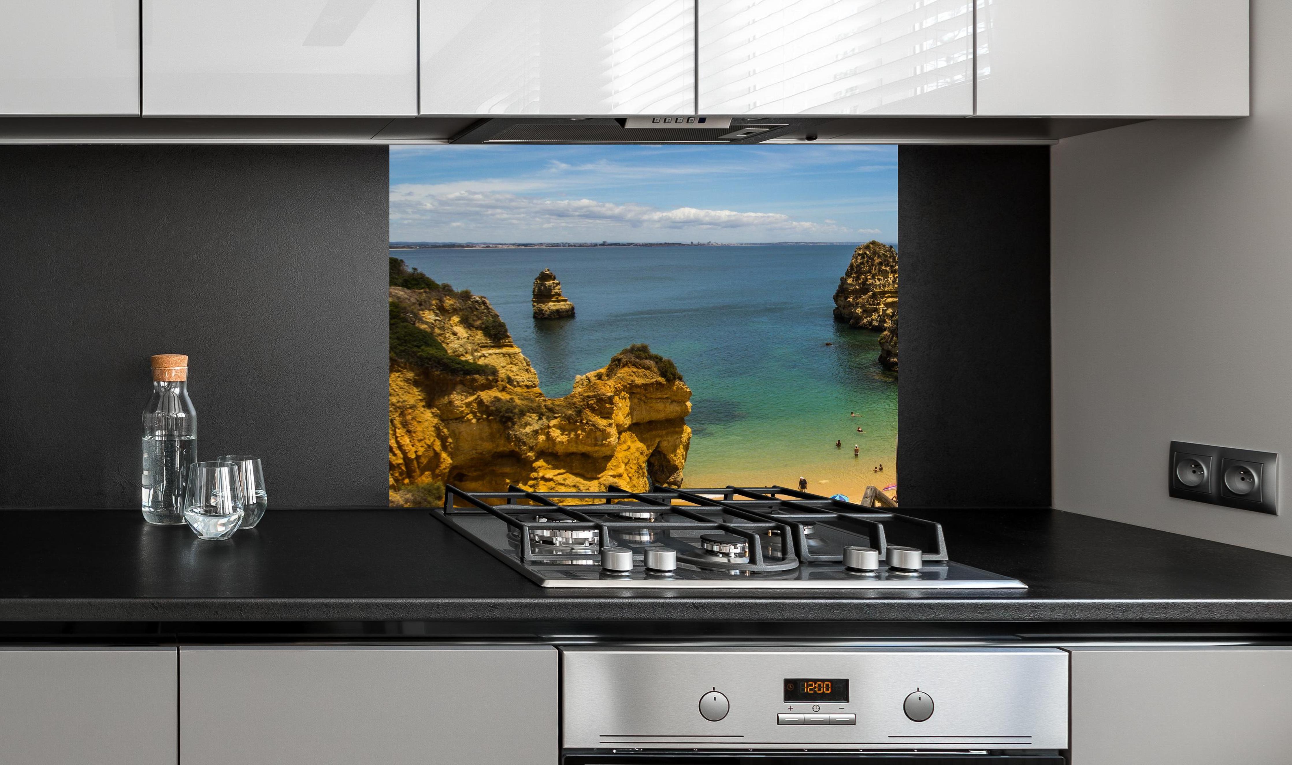 Spritzschutz - Strand Camilo in Lagos an edler Anthrazit-Wand hinter silbernem Gasherd