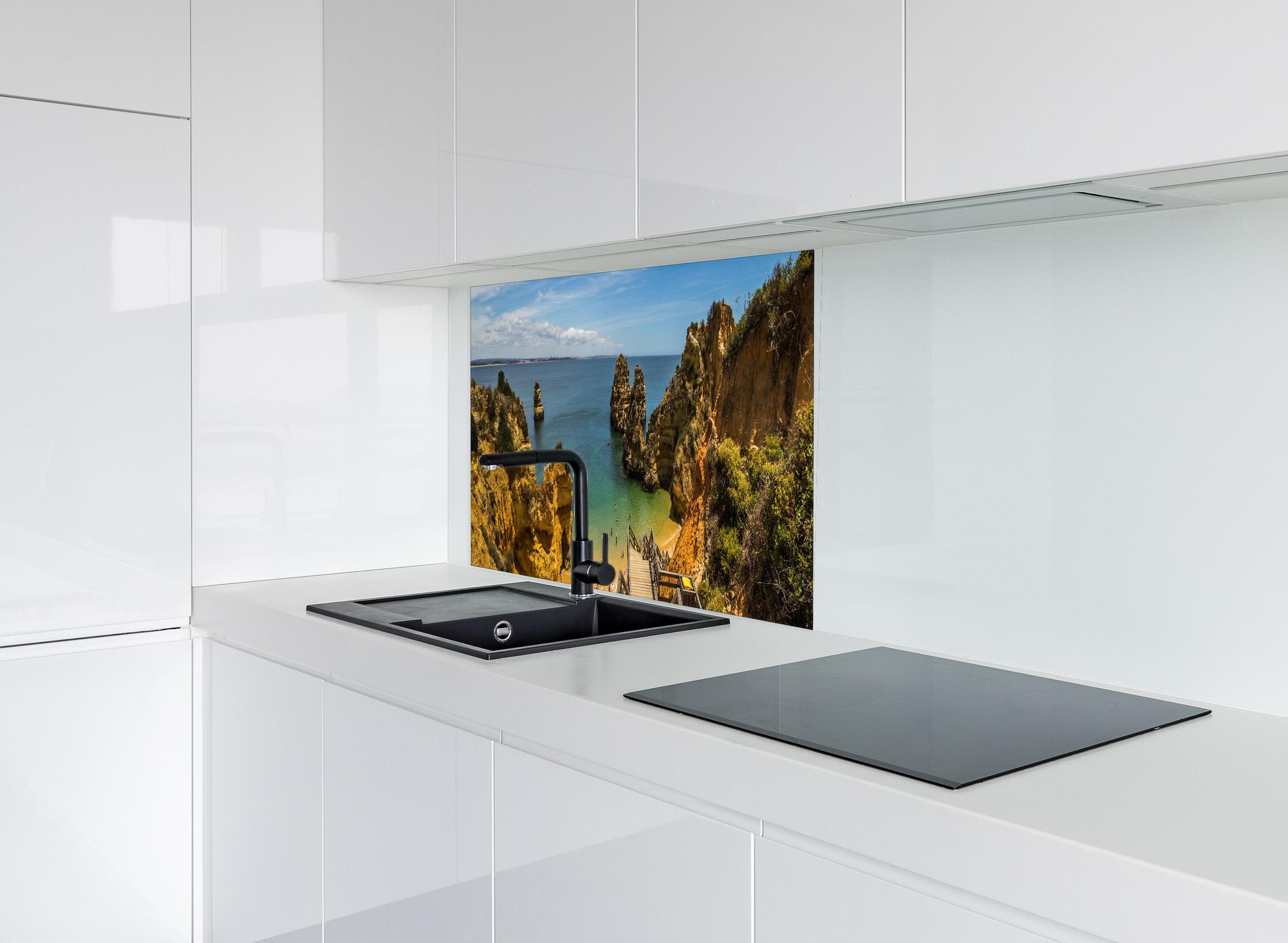 Spritzschutz - Strand Camilo in Lagos hinter modernem schwarz-matten Spülbecken in weißer Hochglanz-Küche