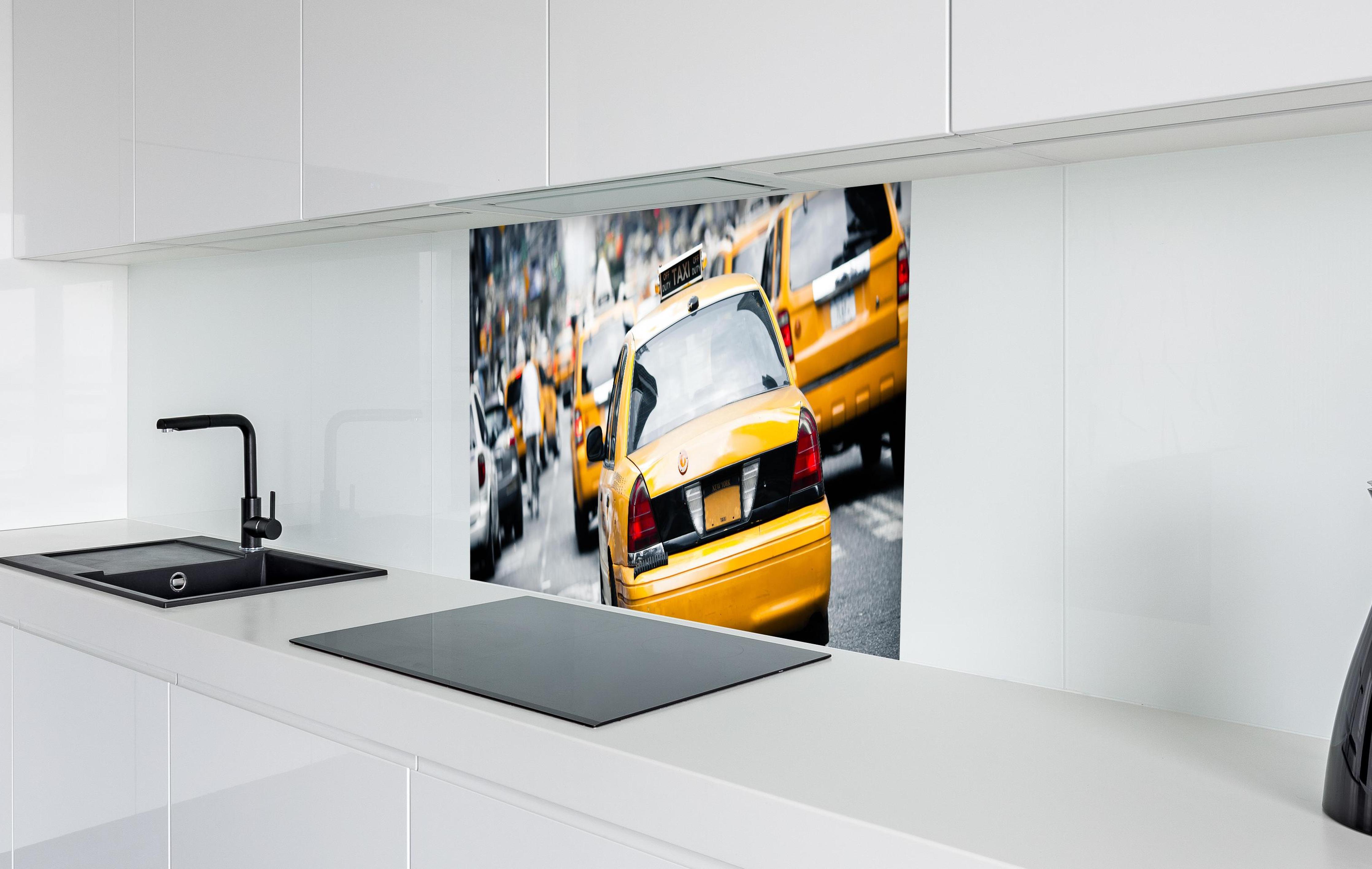 Spritzschutz - Straßenverkehr von New York in weißer Hochglanz-Küche hinter einem Cerankochfeld