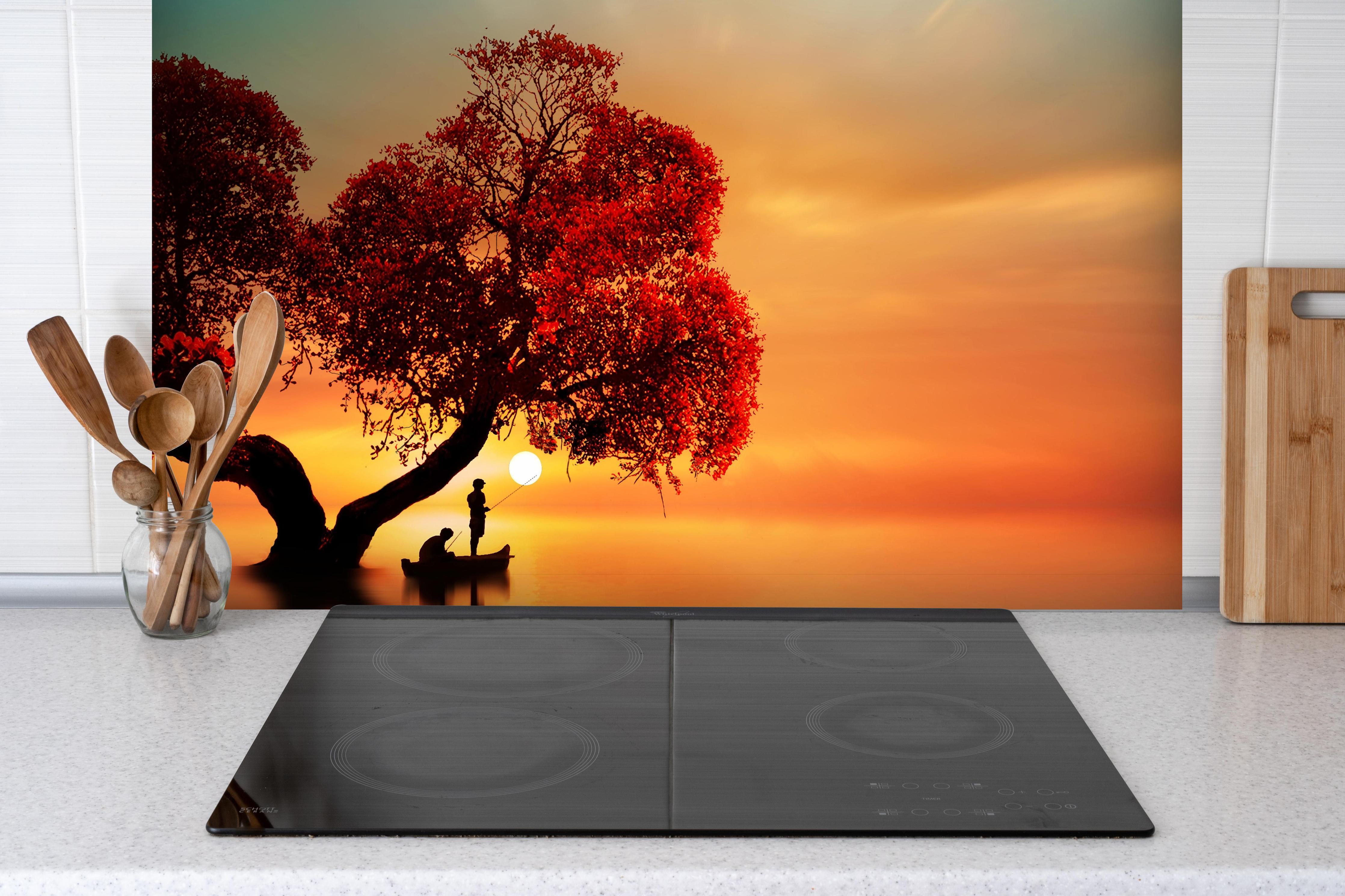 Spritzschutz - Surreale Fischer-Szenerie hinter einem Cerankochfeld zwischen Holz-Kochutensilien