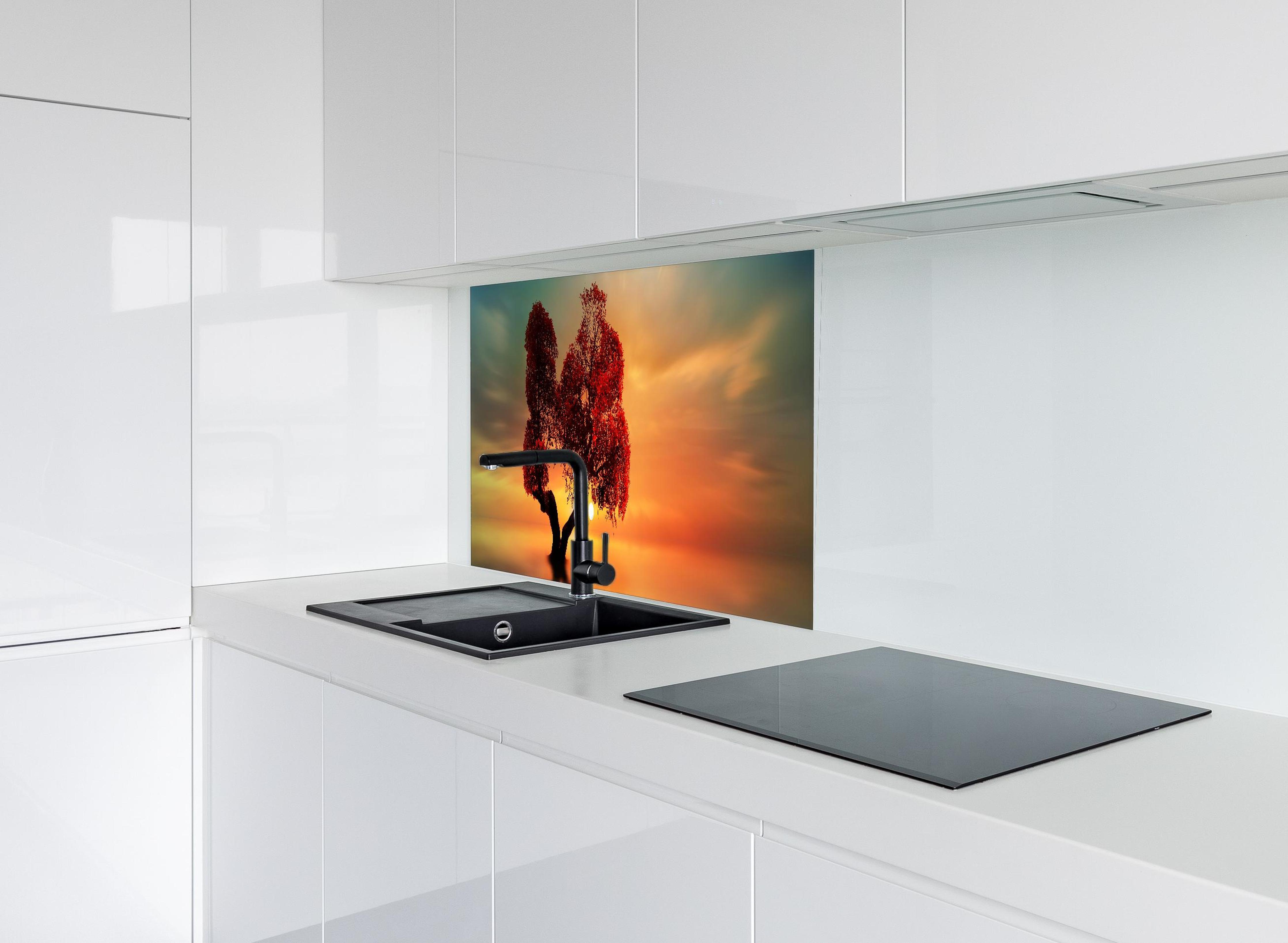 Spritzschutz - Surreale Fischer-Szenerie hinter modernem schwarz-matten Spülbecken in weißer Hochglanz-Küche