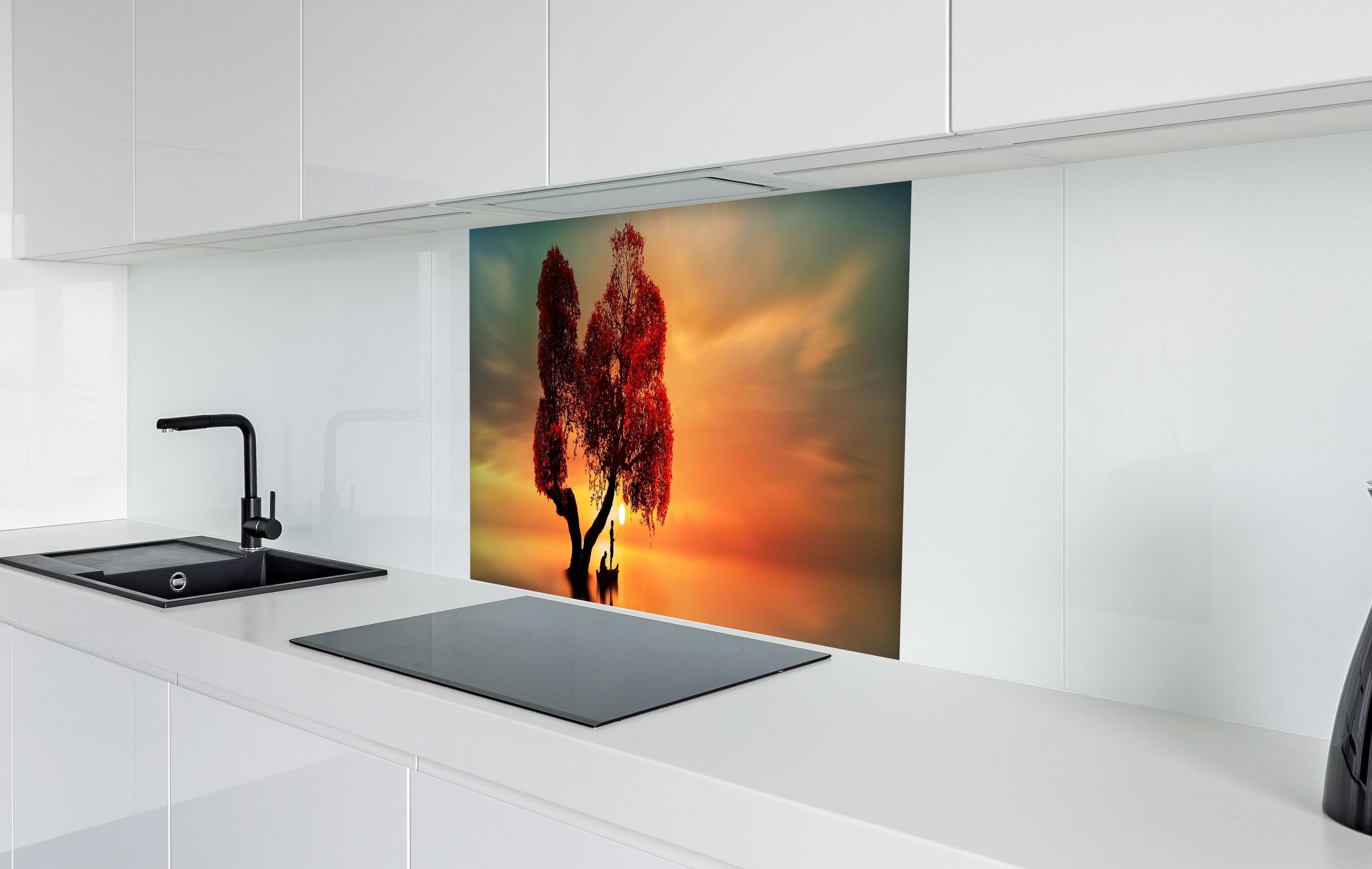 Spritzschutz - Surreale Fischer-Szenerie in weißer Hochglanz-Küche hinter einem Cerankochfeld