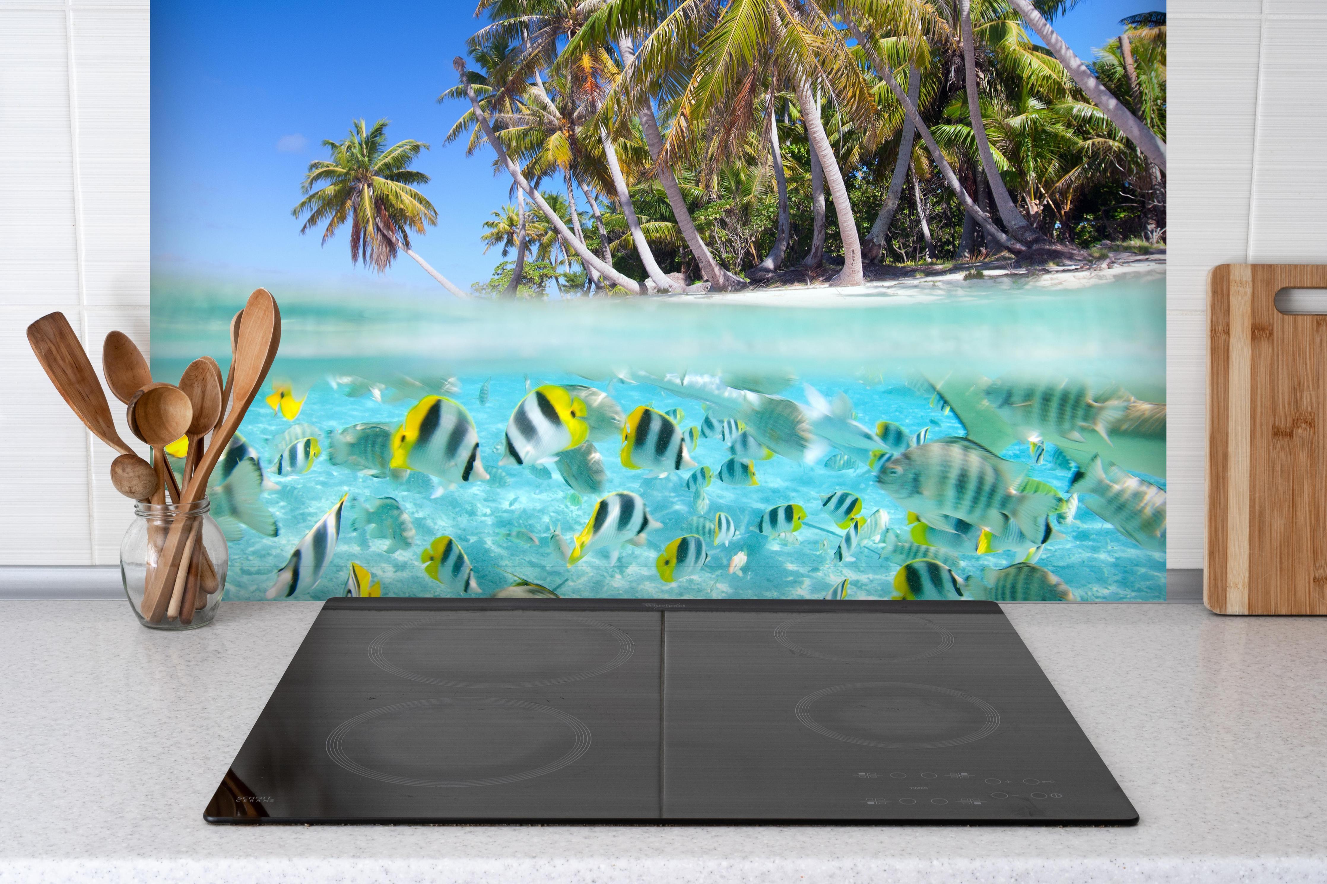 Spritzschutz - Tahiti - über und unter Wasser hinter einem Cerankochfeld zwischen Holz-Kochutensilien