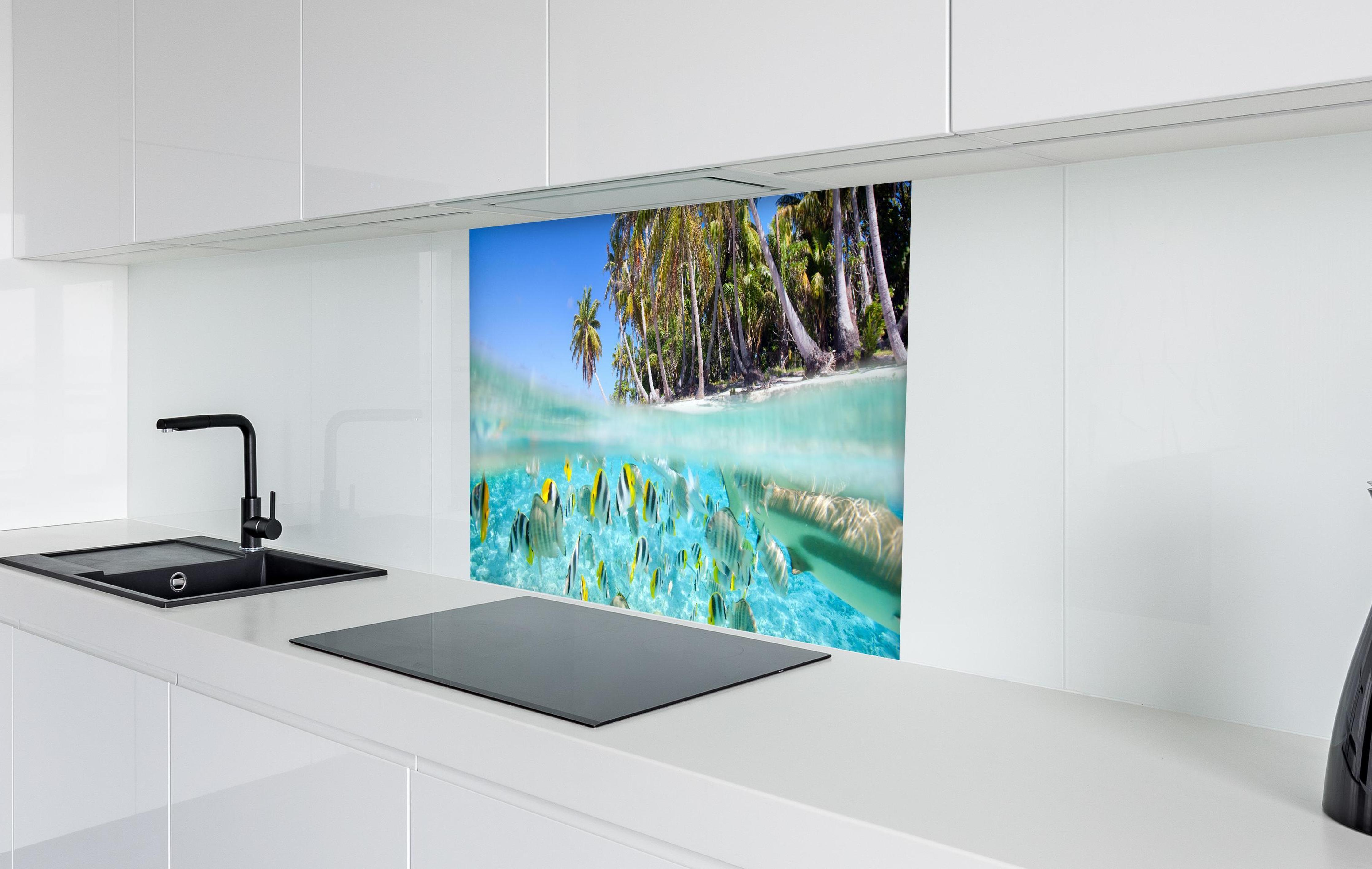 Spritzschutz - Tahiti - über und unter Wasser in weißer Hochglanz-Küche hinter einem Cerankochfeld