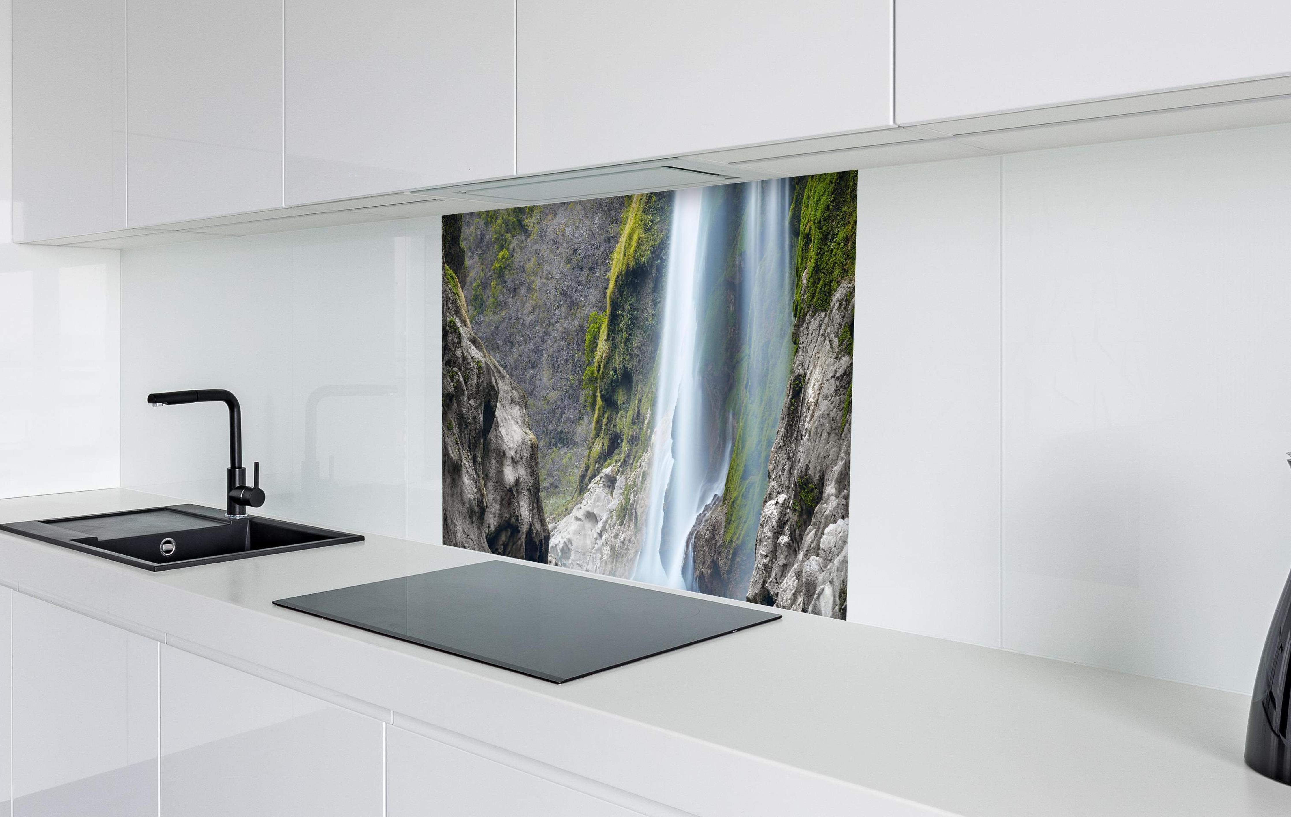Spritzschutz - Tamul-Wasserfall am Fluss Tampaon in weißer Hochglanz-Küche hinter einem Cerankochfeld