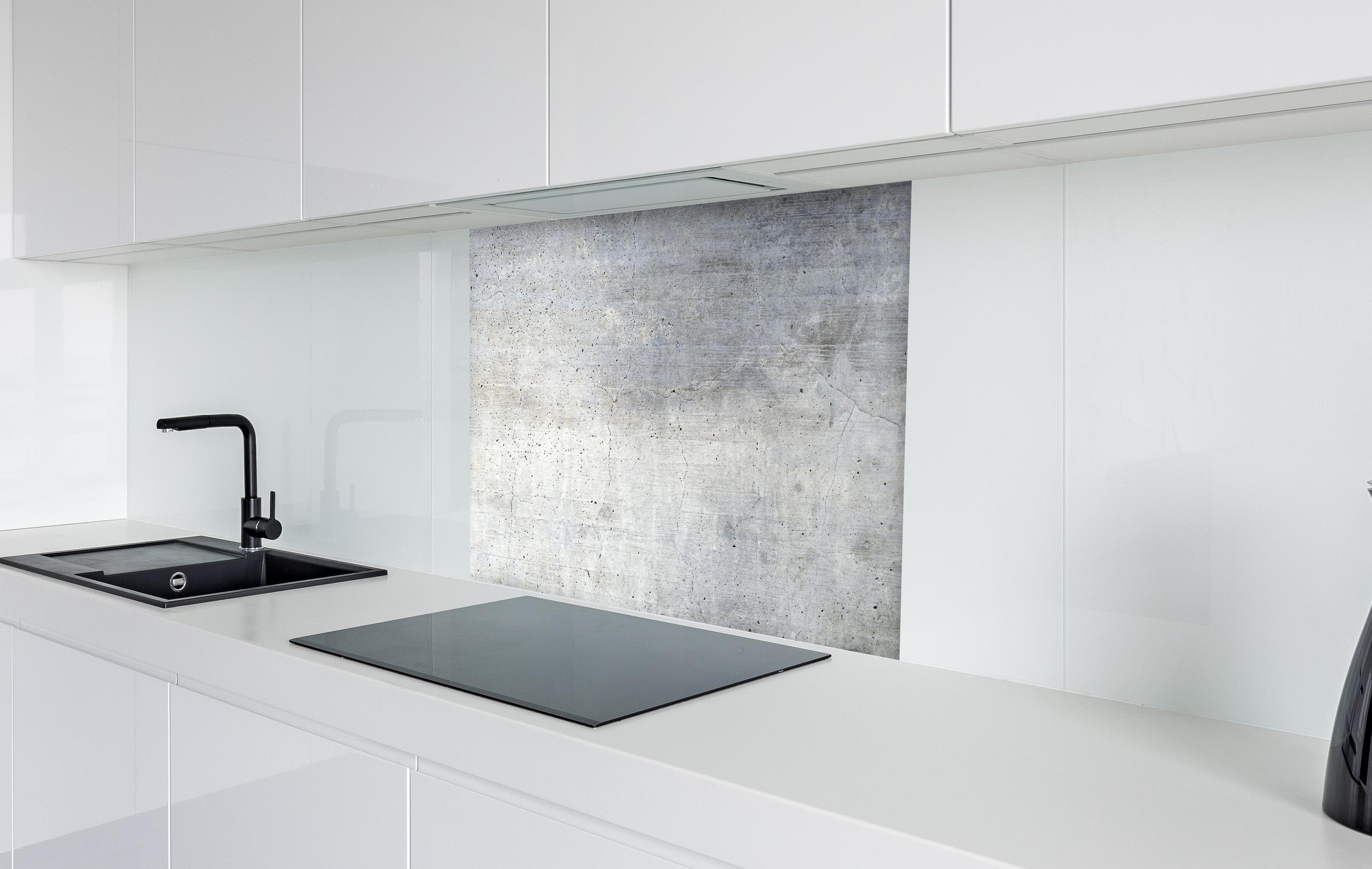Spritzschutz - Textur einer alten grauen Betonwand in weißer Hochglanz-Küche hinter einem Cerankochfeld