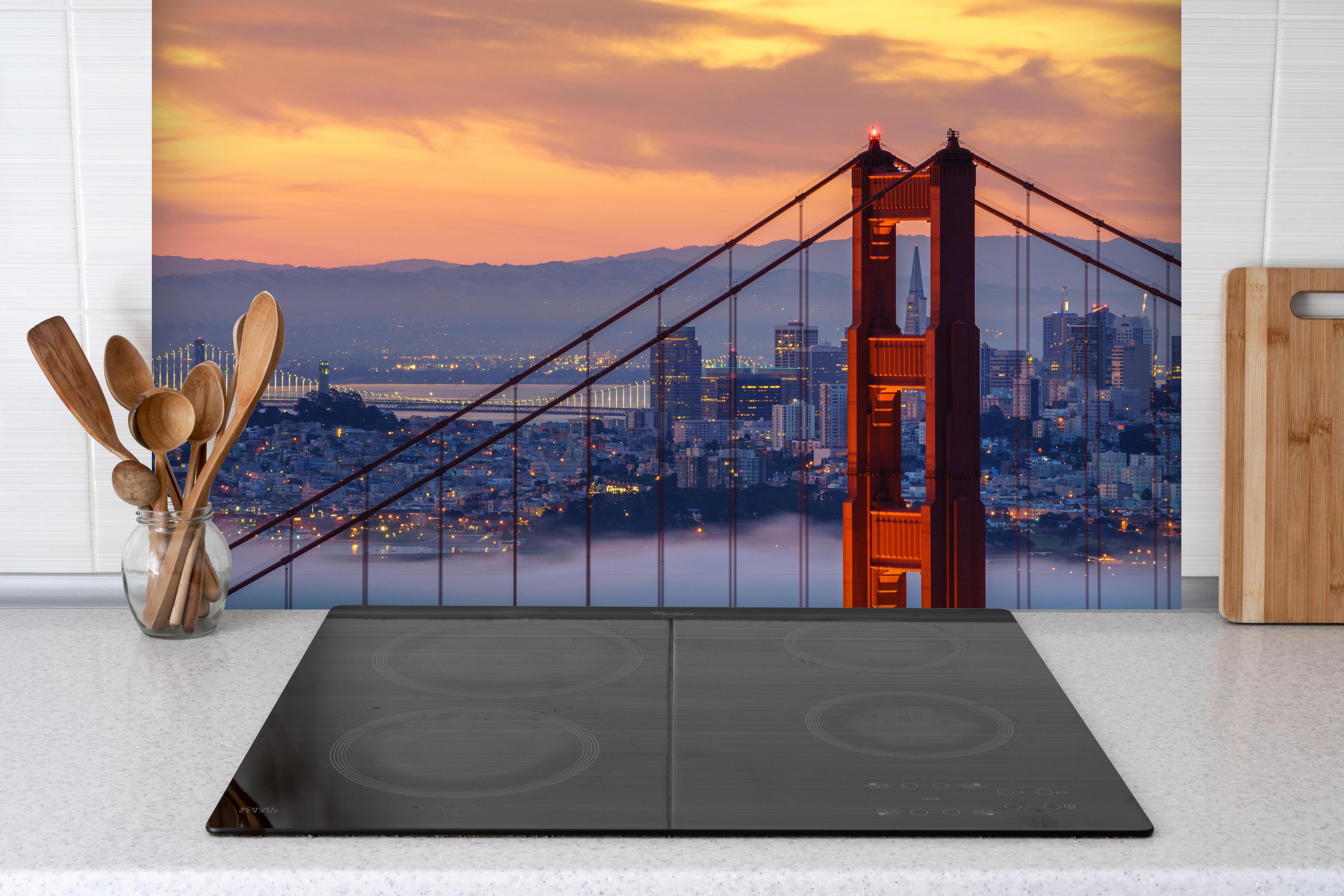 Spritzschutz - Tiefer Nebel an der Golden Gate Bridge am Morgen hinter einem Cerankochfeld zwischen Holz-Kochutensilien