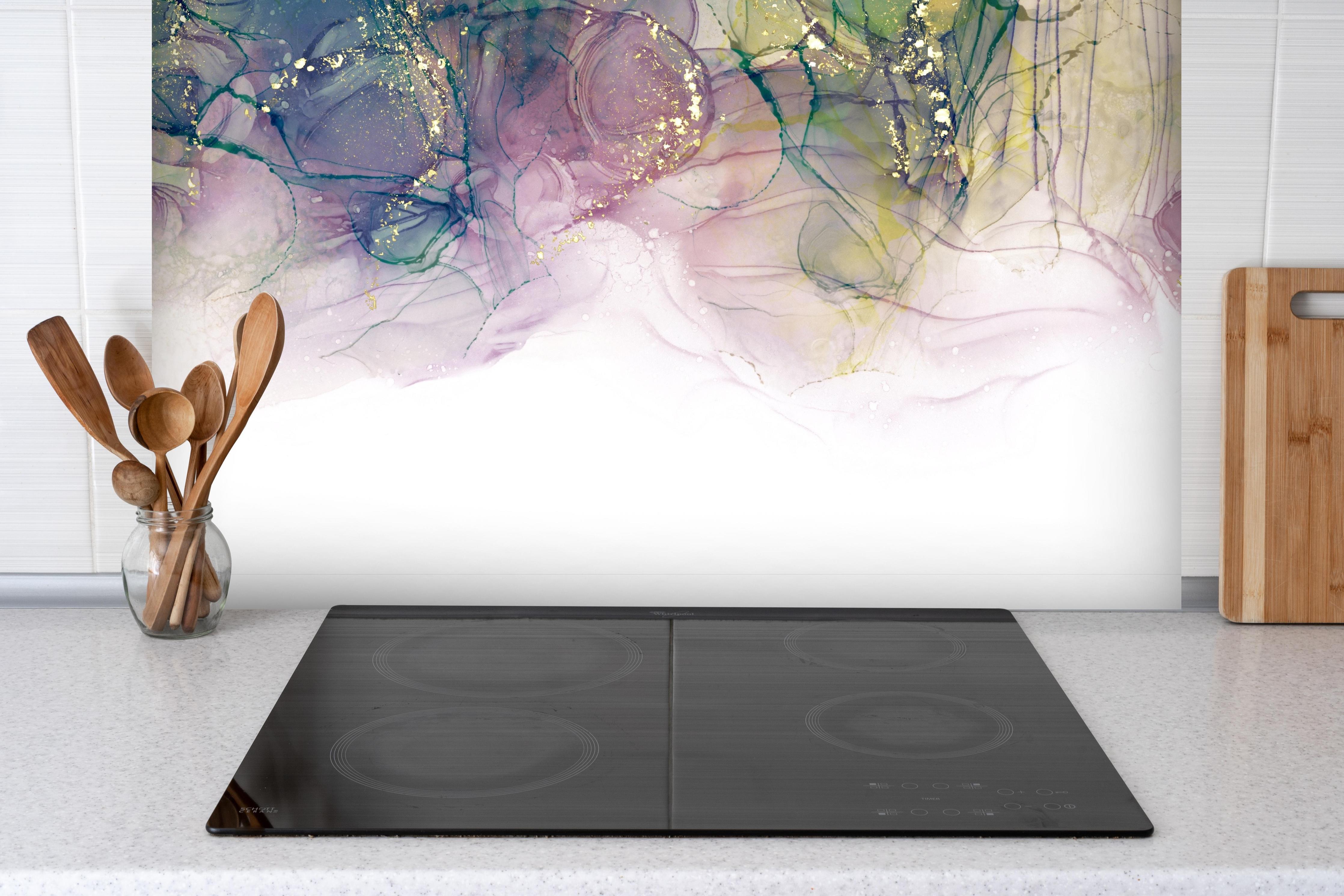 Spritzschutz - Tinte mit Goldelementen - Weißer Übergang hinter einem Cerankochfeld zwischen Holz-Kochutensilien