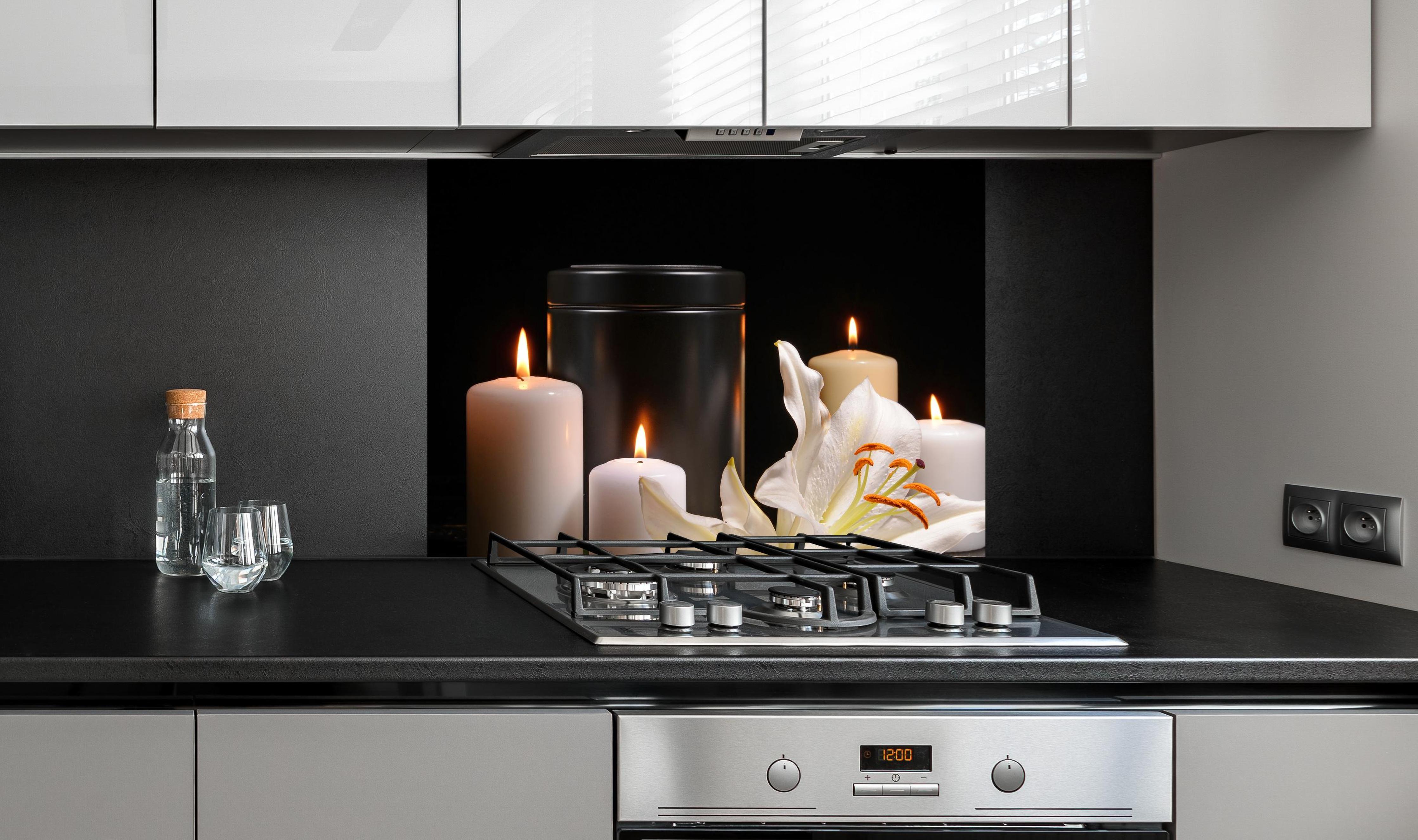 Spritzschutz - Totenurne mit Kerzen und Blume an edler Anthrazit-Wand hinter silbernem Gasherd