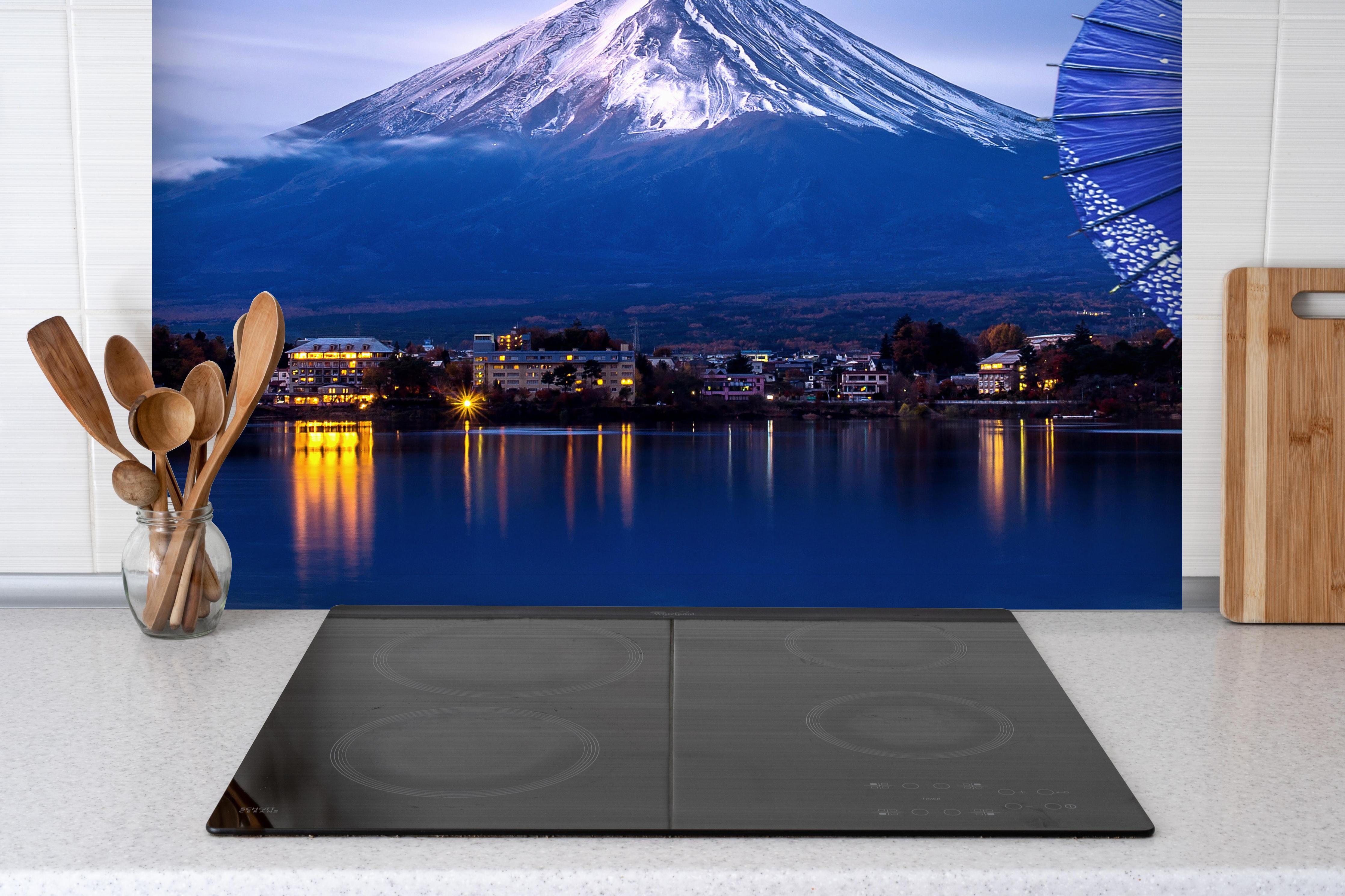 Spritzschutz - Traditionell gekleidete Frau am Fuji-Berg hinter einem Cerankochfeld zwischen Holz-Kochutensilien