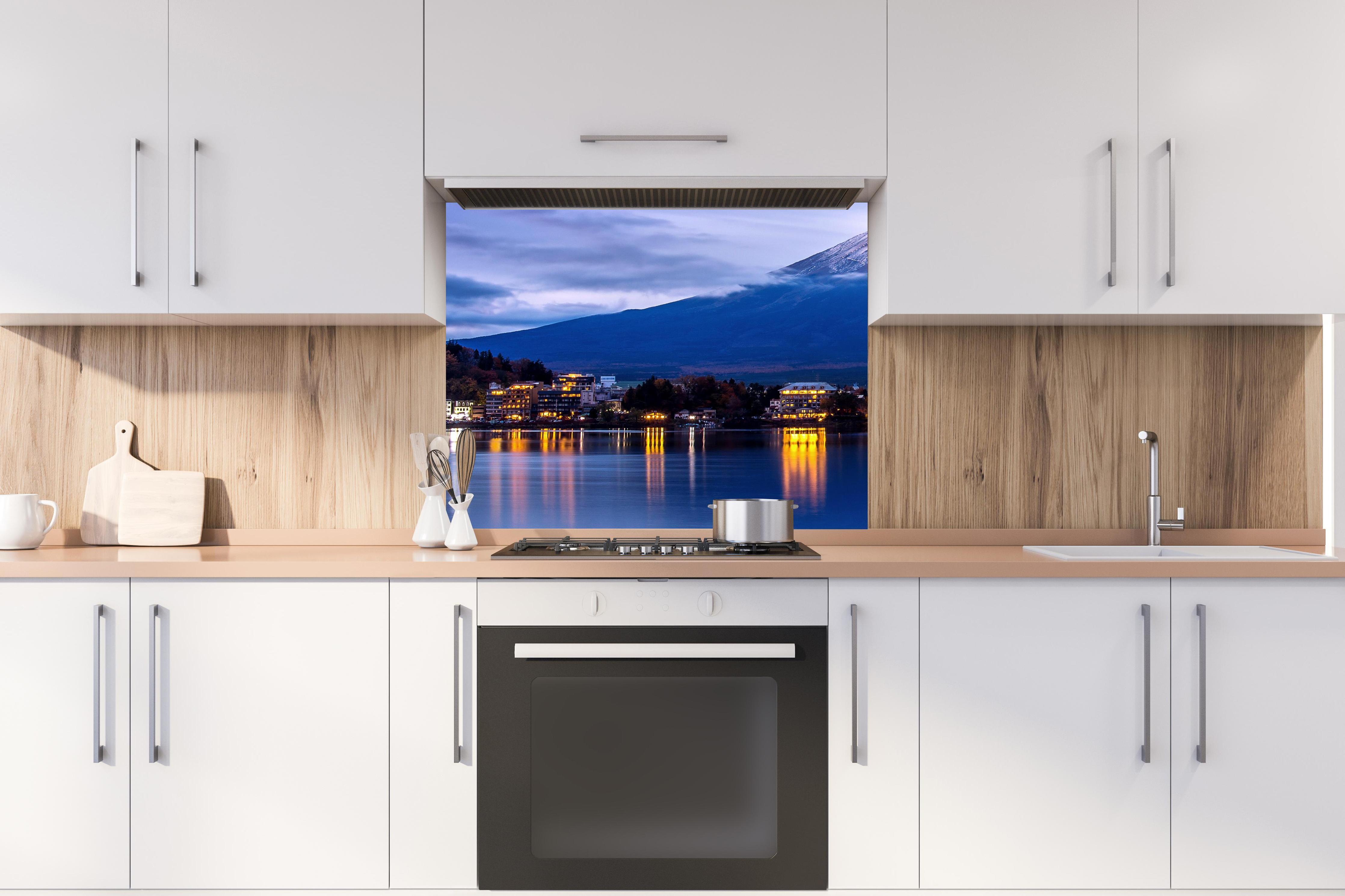 Spritzschutz - Traditionell gekleidete Frau am Fuji-Berg hinter stilvollem Gasherd unter Dunstabzugshaube