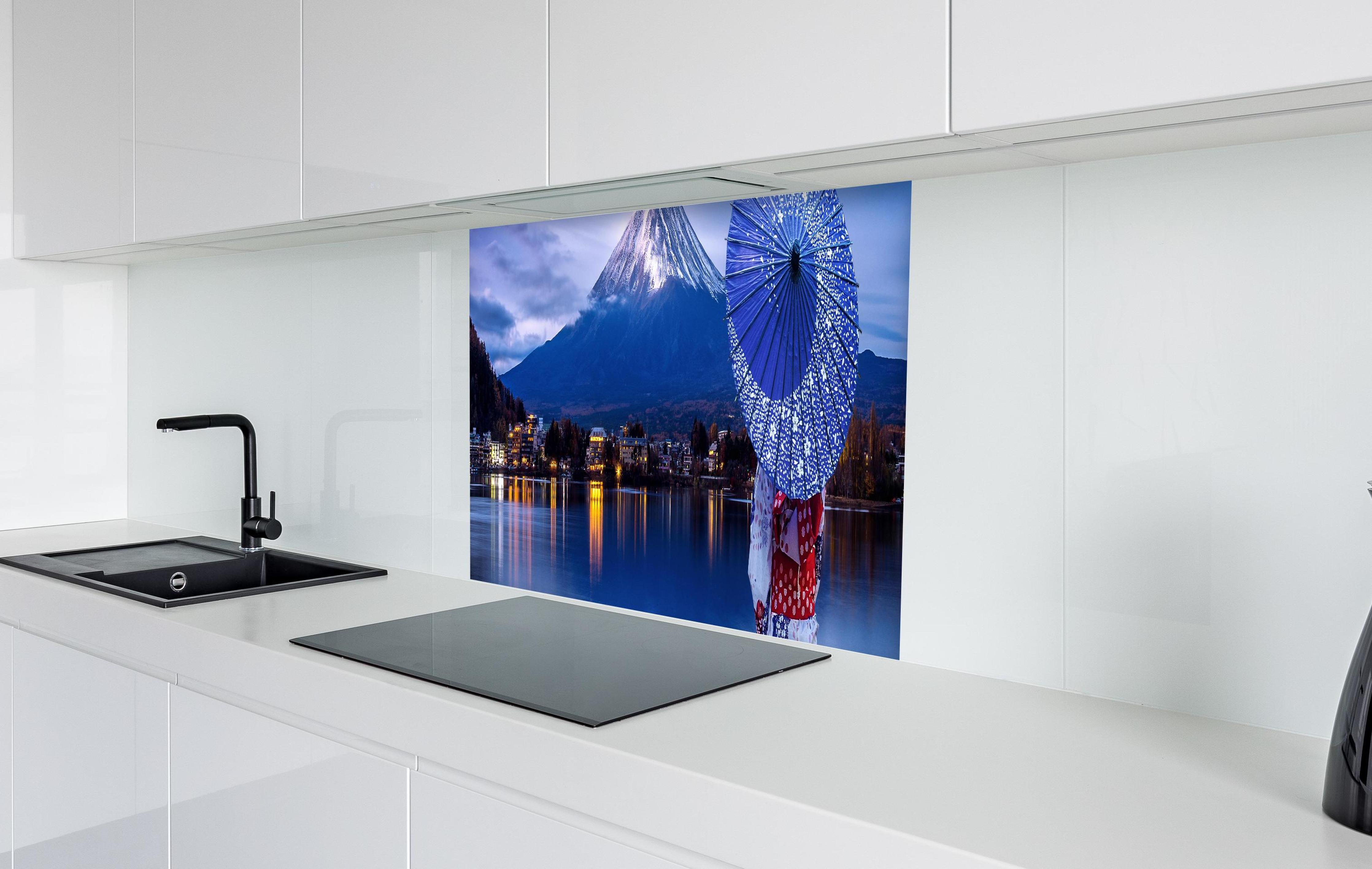 Spritzschutz - Traditionell gekleidete Frau am Fuji-Berg in weißer Hochglanz-Küche hinter einem Cerankochfeld