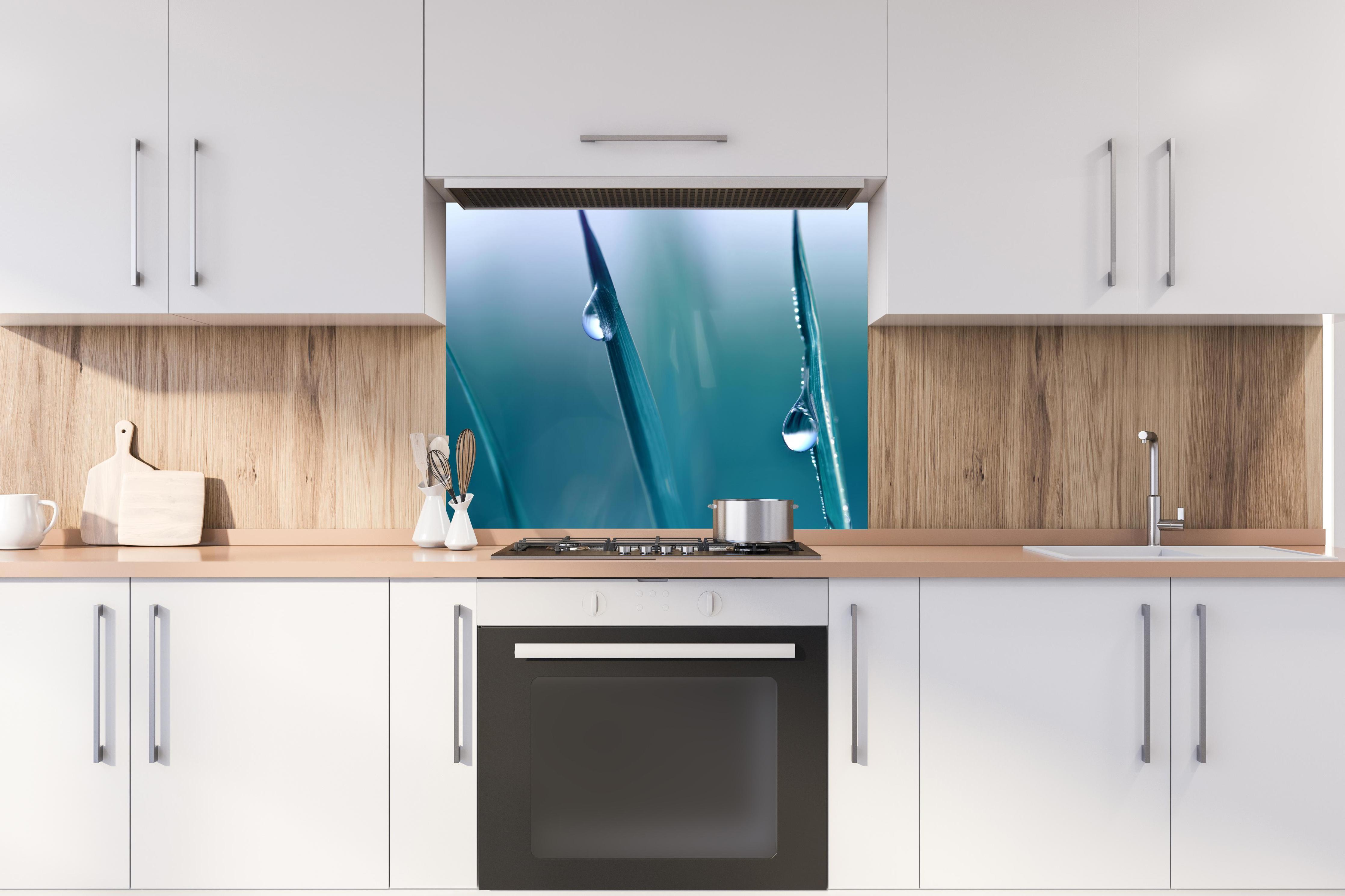 Spritzschutz - Transparente Tautropfen hinter stilvollem Gasherd unter Dunstabzugshaube