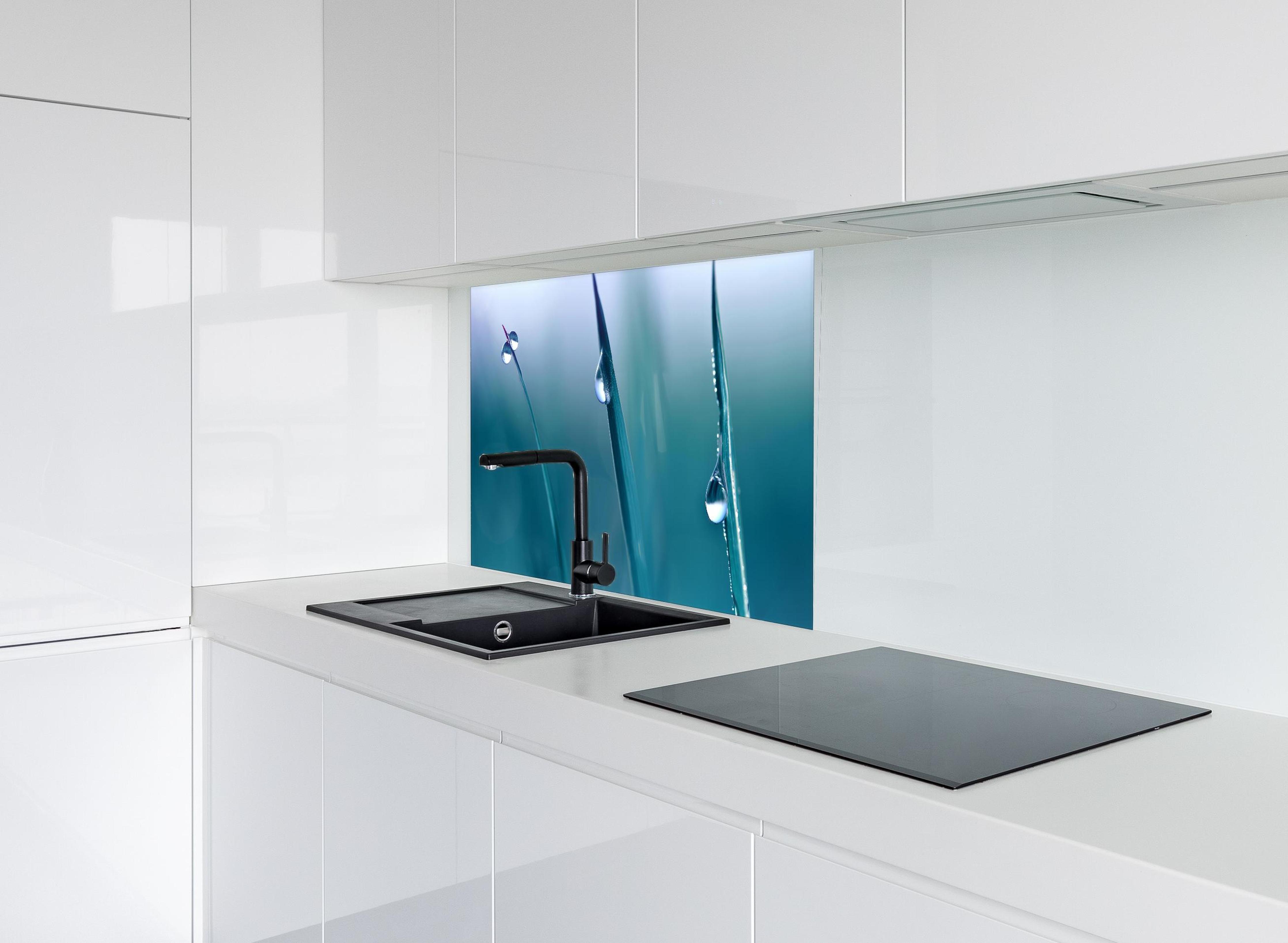 Spritzschutz - Transparente Tautropfen hinter modernem schwarz-matten Spülbecken in weißer Hochglanz-Küche