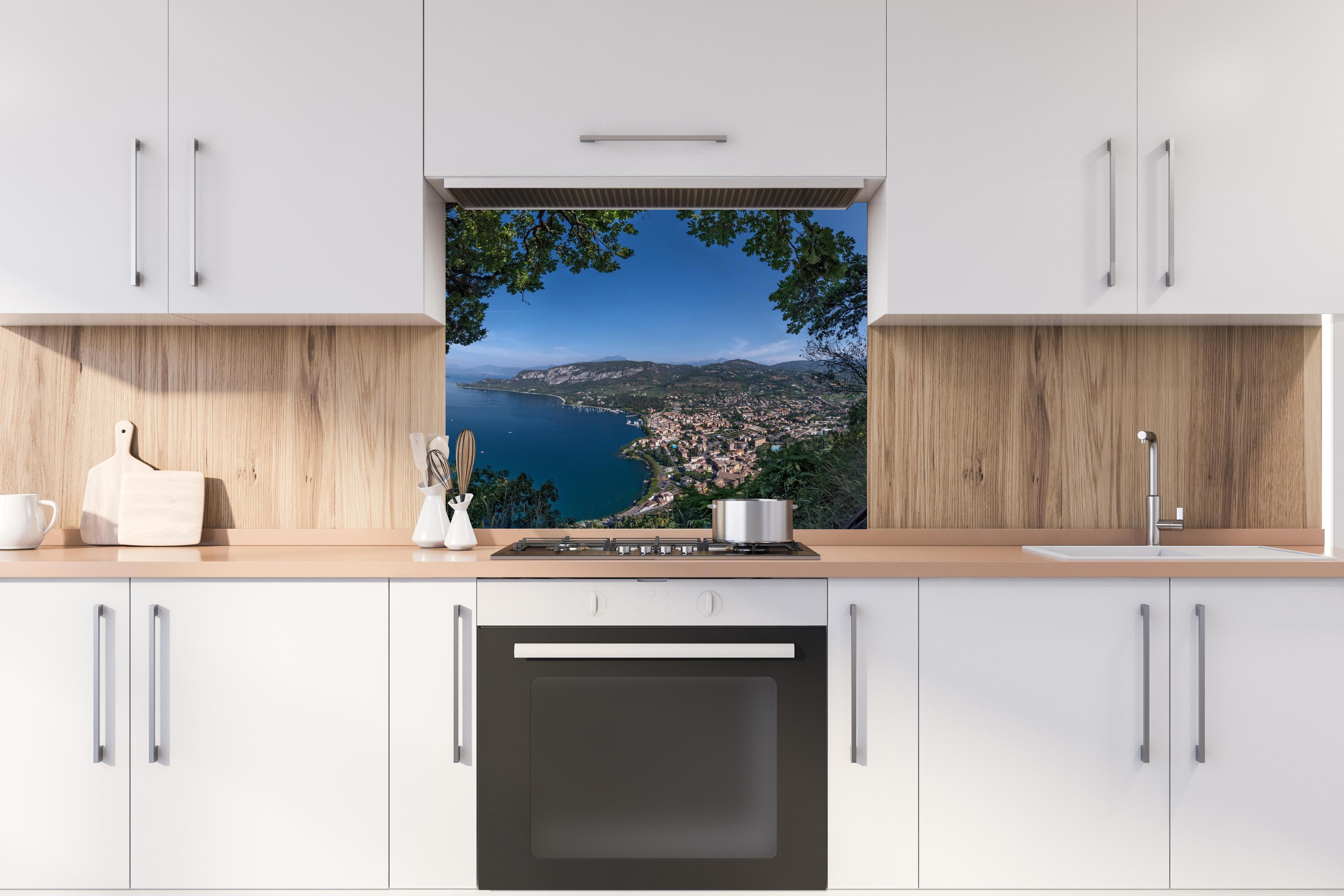 Spritzschutz - Traumhafter Ausblick auf Gardasee Italien hinter stilvollem Gasherd unter Dunstabzugshaube
