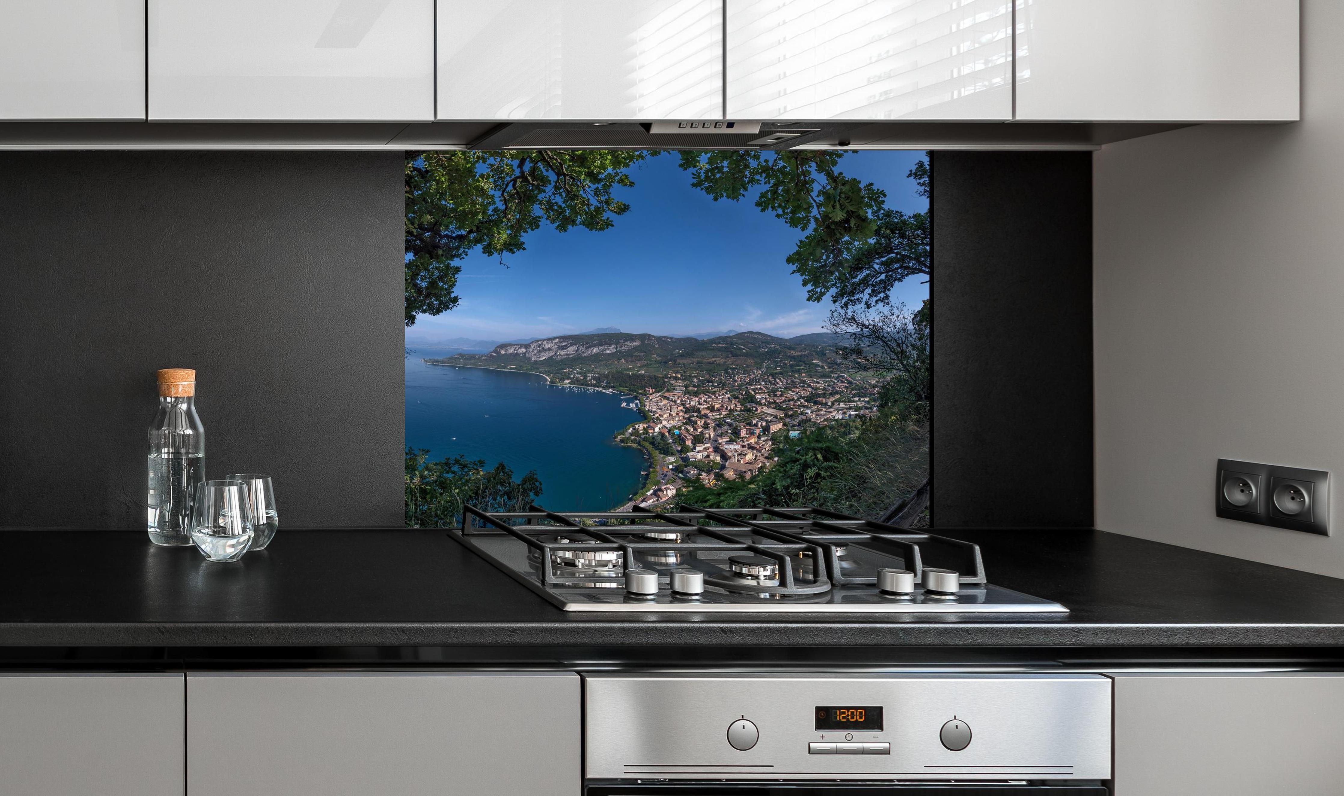 Spritzschutz - Traumhafter Ausblick auf Gardasee Italien an edler Anthrazit-Wand hinter silbernem Gasherd