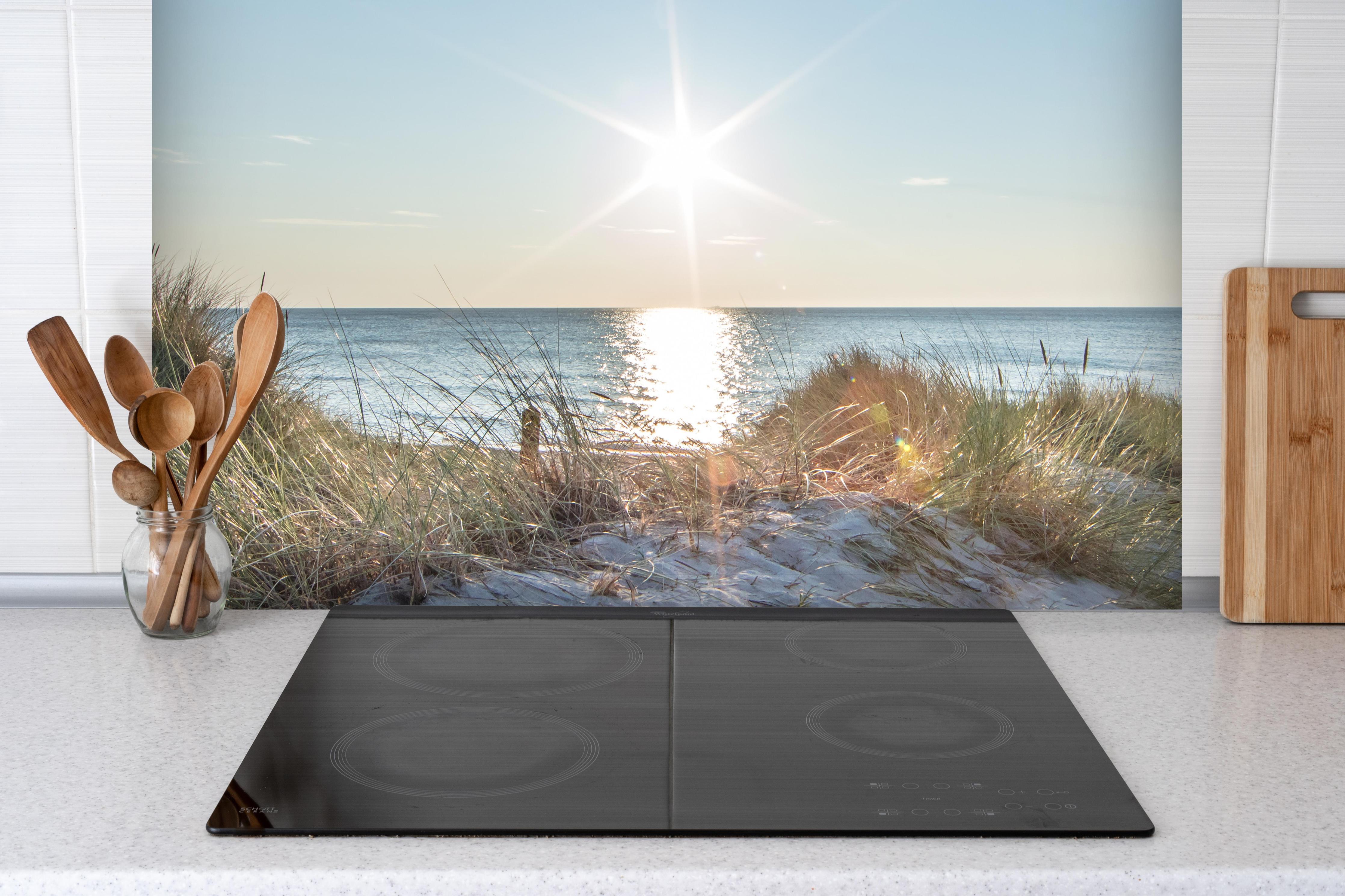 Spritzschutz - Traumstrand an der Ostküste hinter einem Cerankochfeld zwischen Holz-Kochutensilien