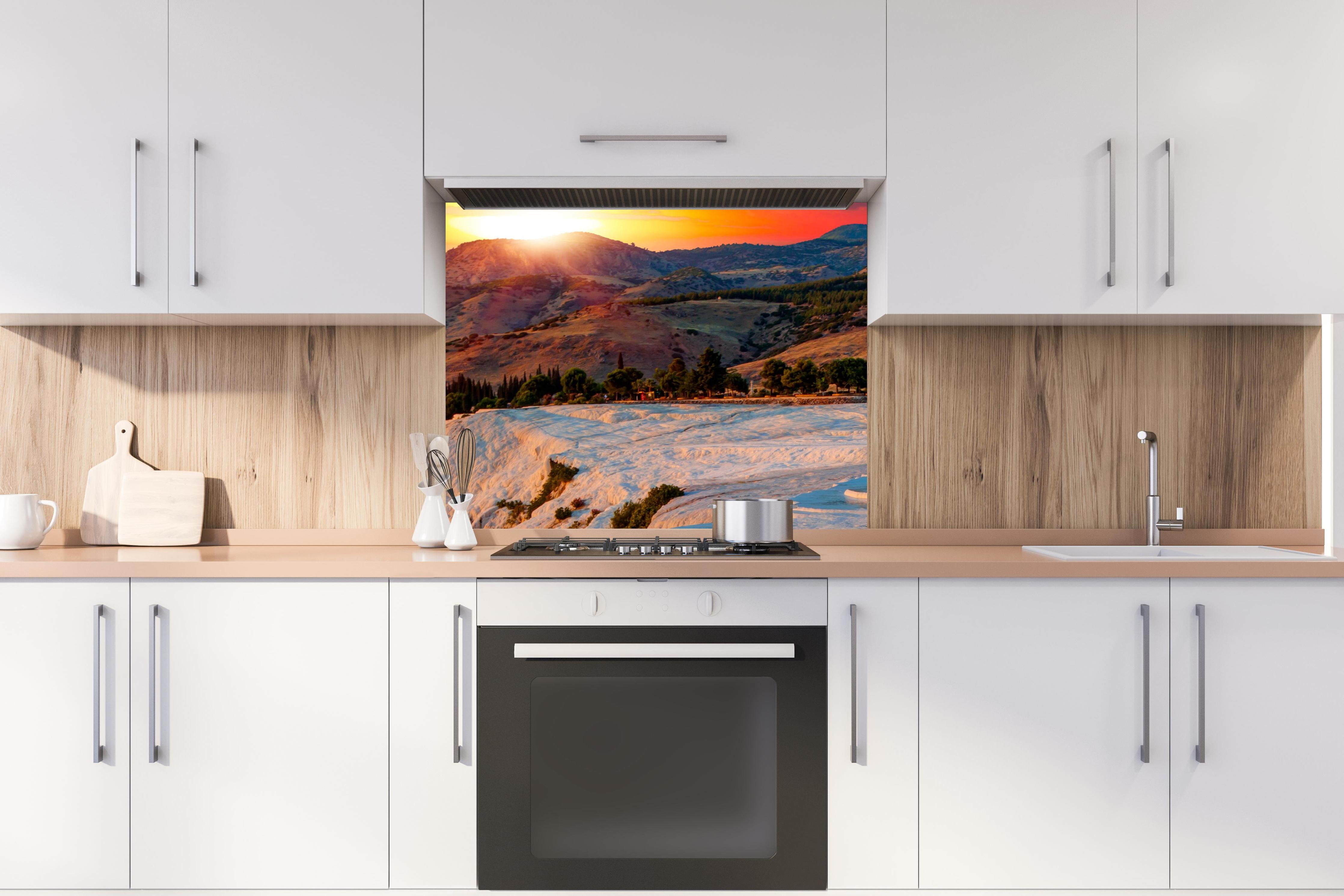 Spritzschutz - Travertinbecken in Pamukkale am Abend hinter stilvollem Gasherd unter Dunstabzugshaube